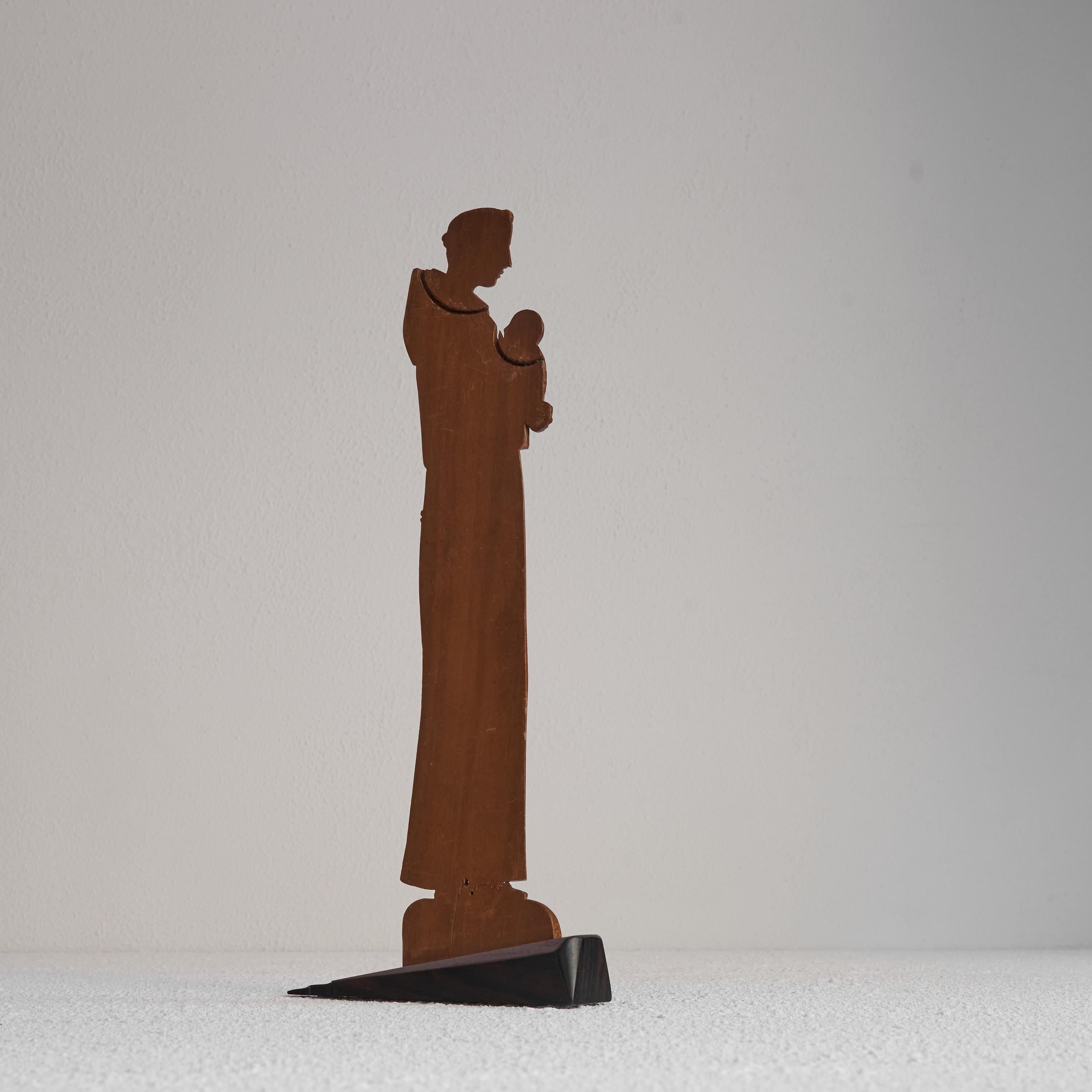 Handgeschnitzte Art-déco-Skulptur eines religiösen Mannes, markant im Zustand „Gut“ im Angebot in Tilburg, NL