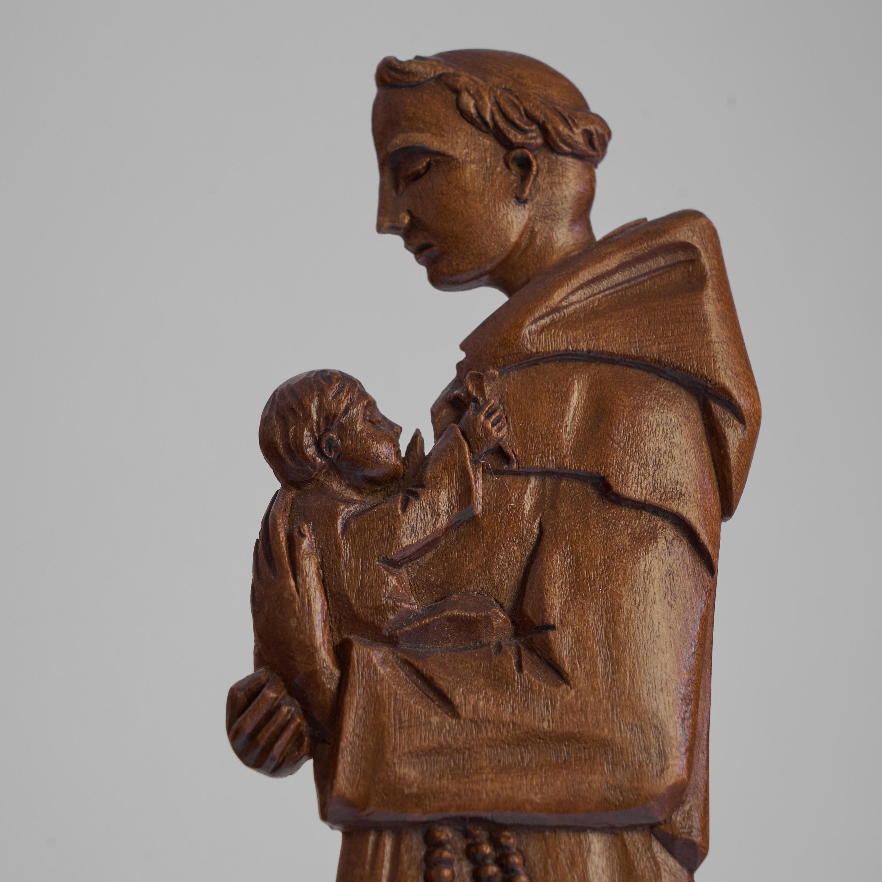 Sculpture Art Déco typique sculptée à la main d'un homme religieux Bon état - En vente à Tilburg, NL