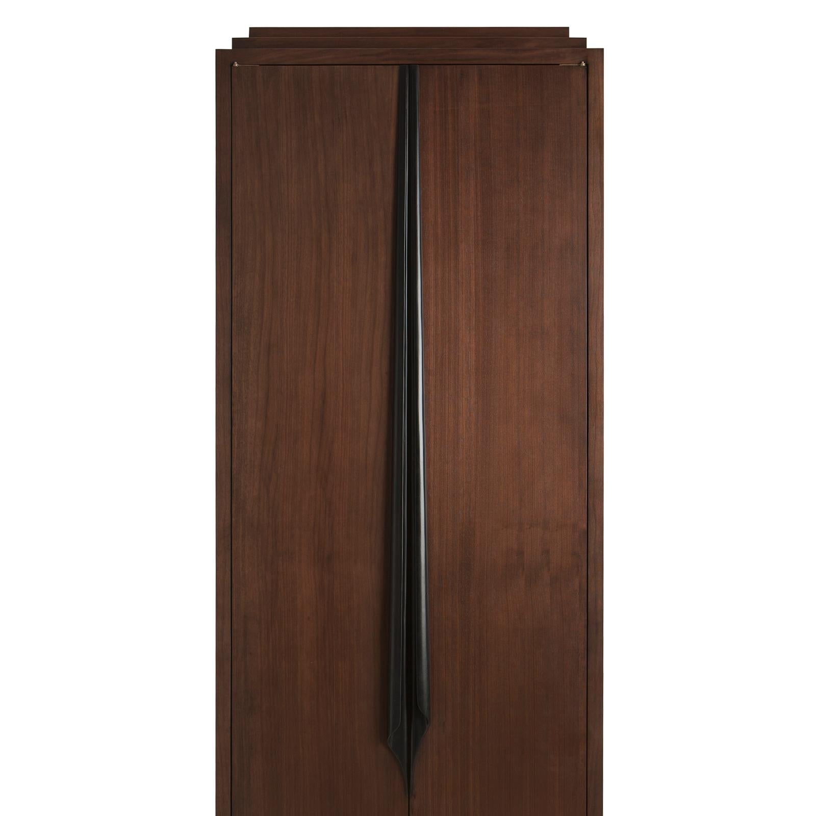 Sculpté à la main Armoire moyenne Distinct en bois d'acajou en vente