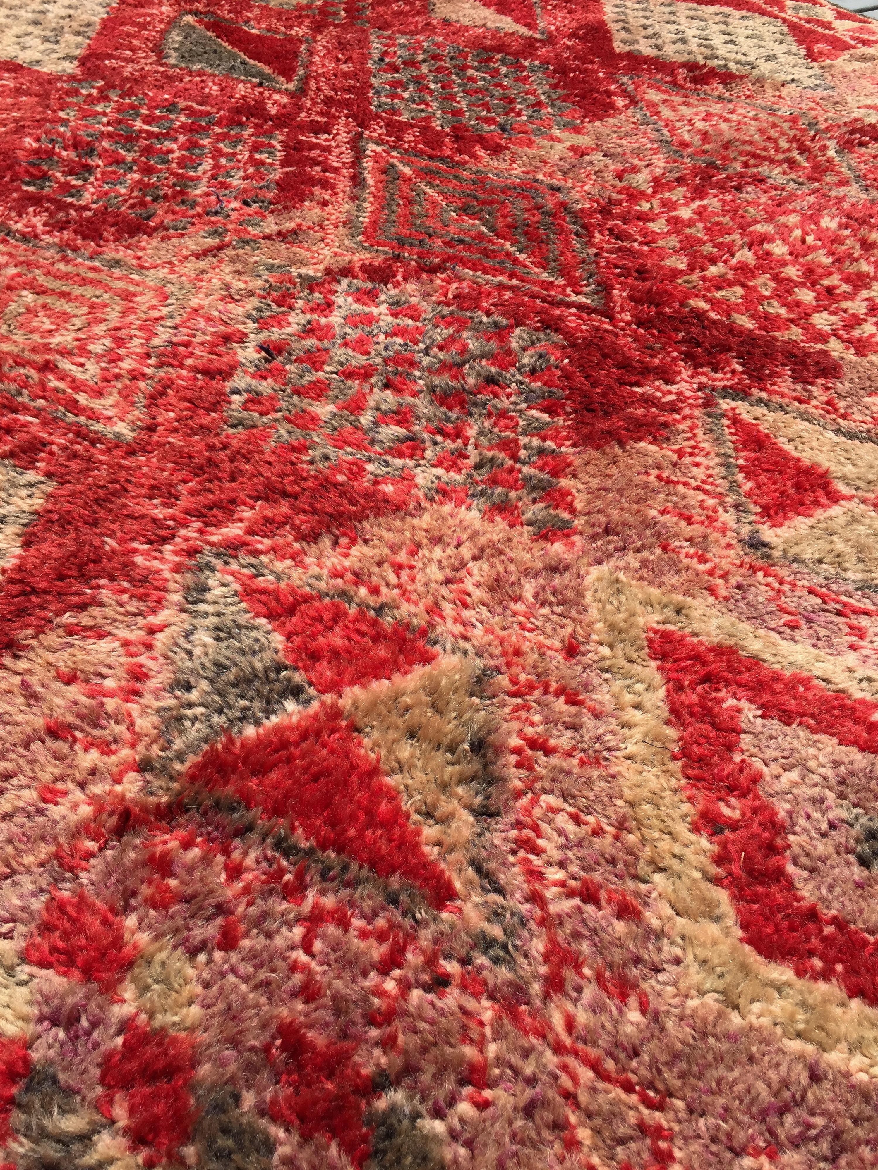Tribale Tappeto Beni M'Guild rosso/lavanda di metà secolo curato da Breuckelen Berber. in vendita