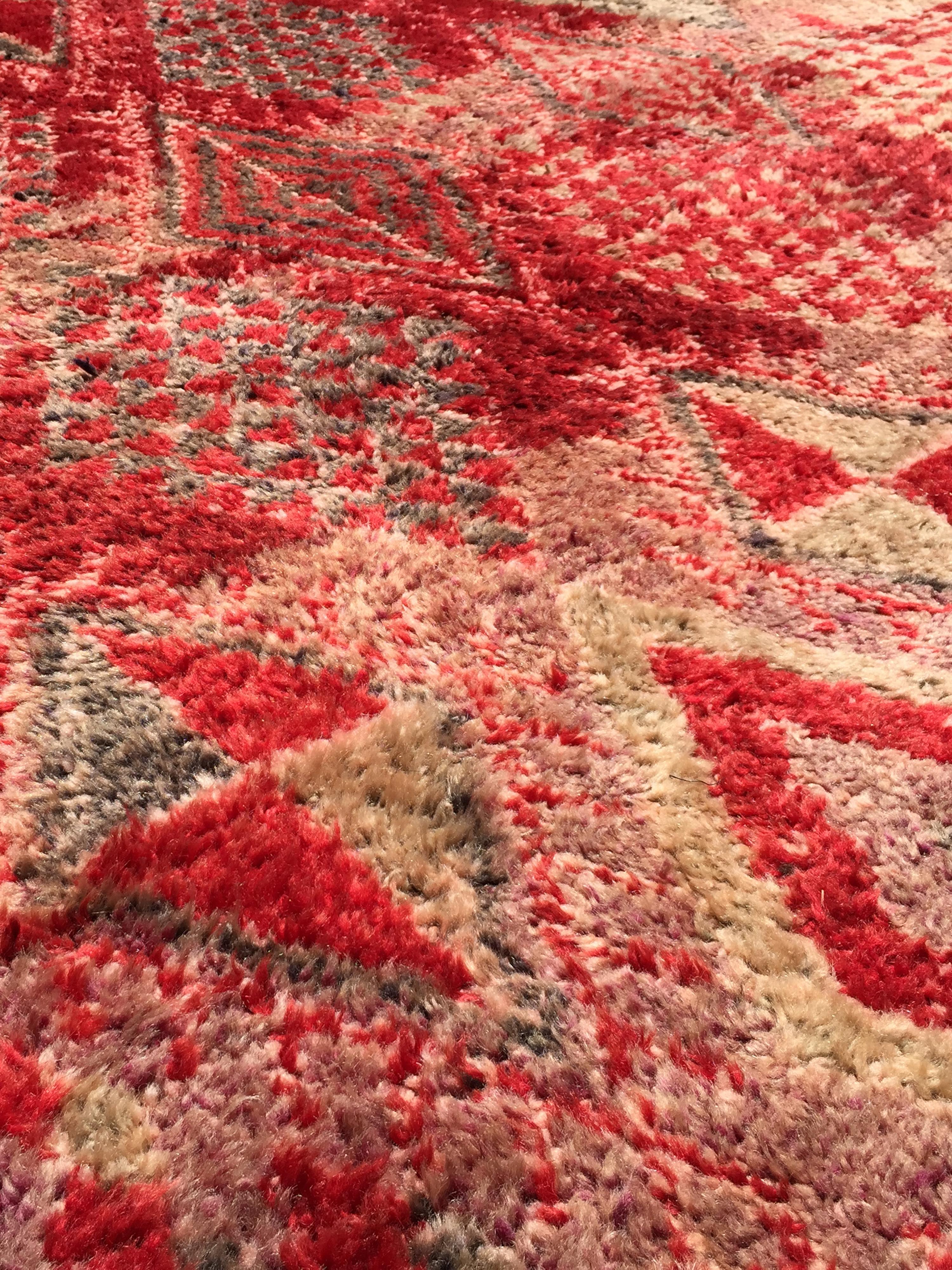 Marocchino Tappeto Beni M'Guild rosso/lavanda di metà secolo curato da Breuckelen Berber. in vendita