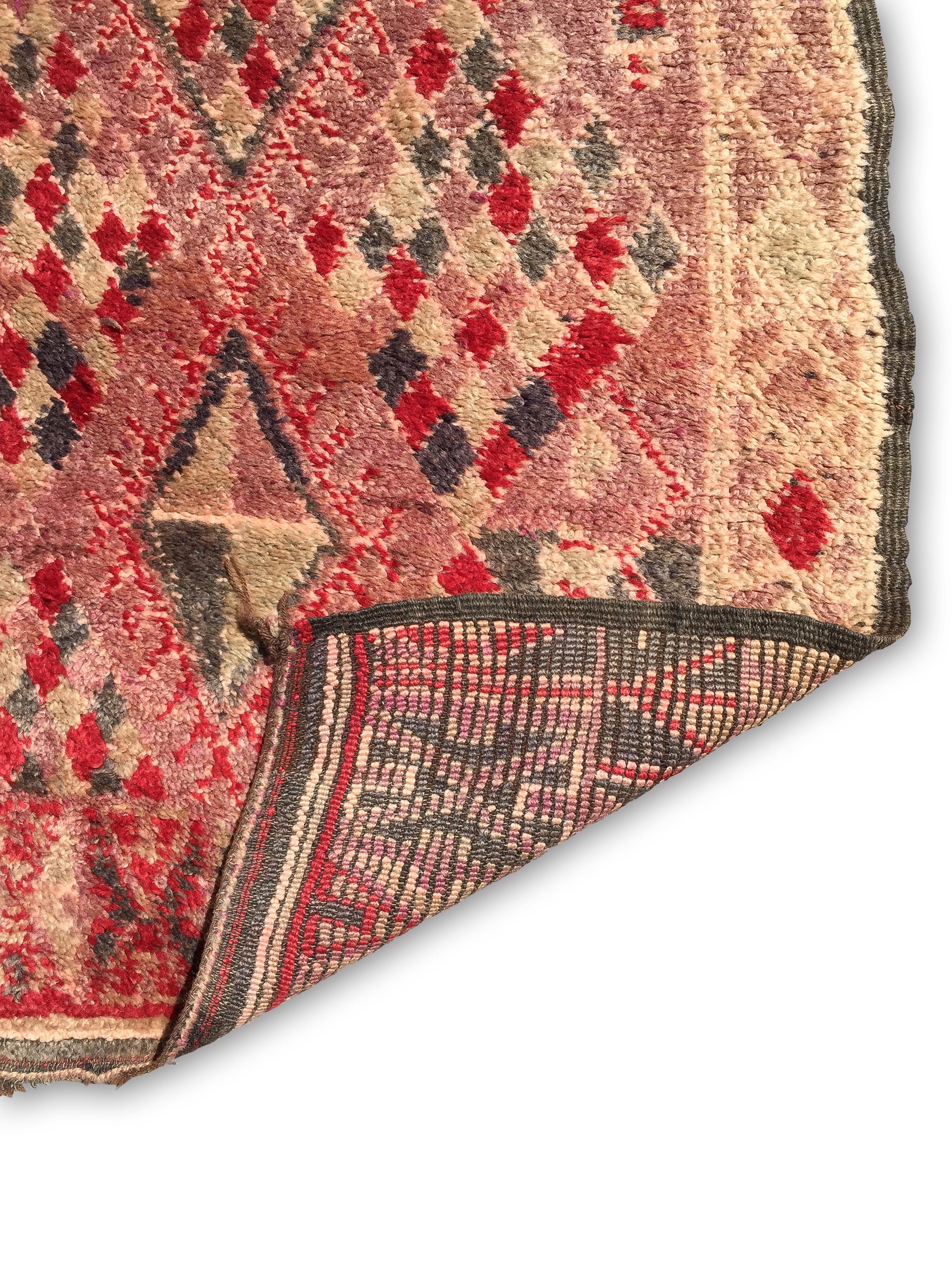 Tessuto a mano Tappeto Beni M'Guild rosso/lavanda di metà secolo curato da Breuckelen Berber. in vendita
