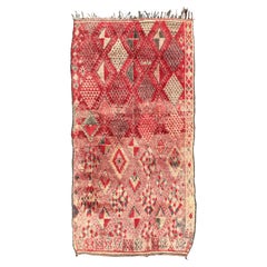 Unverwechselbarer Beni M'Guild-Teppich in Rot/Lavendel aus der Jahrhundertmitte, kuratiert von Breuckelen Berber