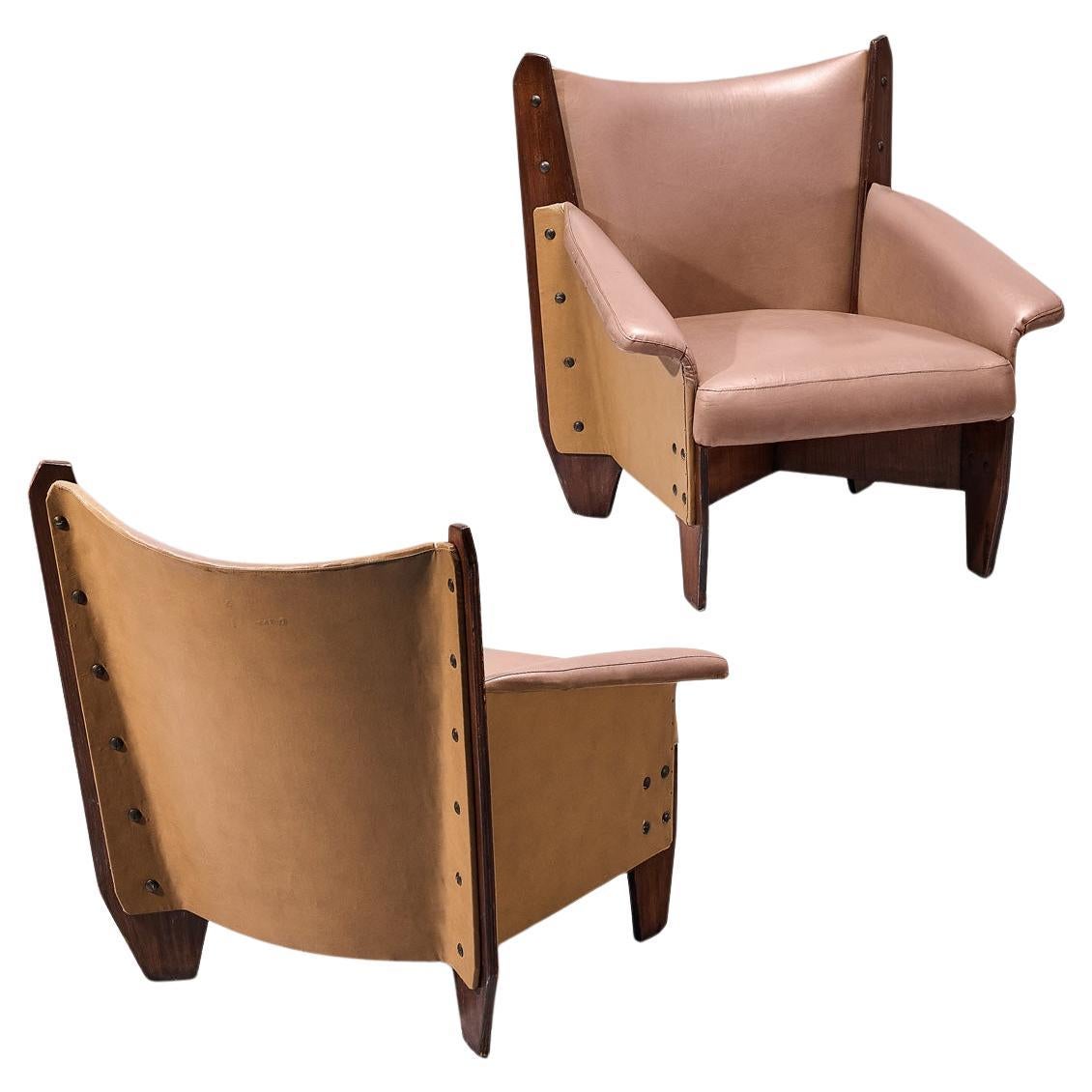 Paire typique de fauteuils de salon italiens en contreplaqué et tapisserie rose camel 