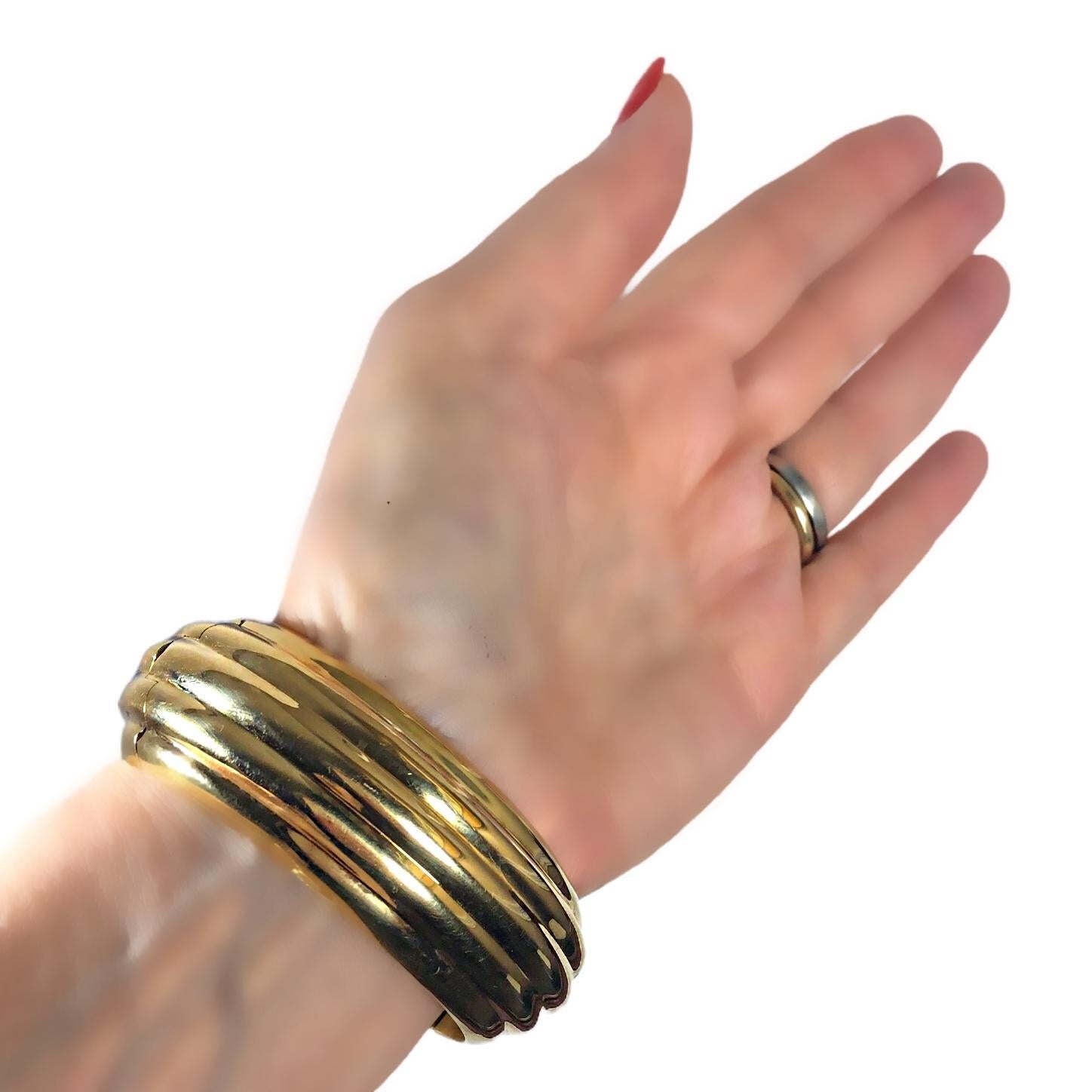 Distinctive 18k Yellow Gold Fluted Bombe Cuff Bracelet 5