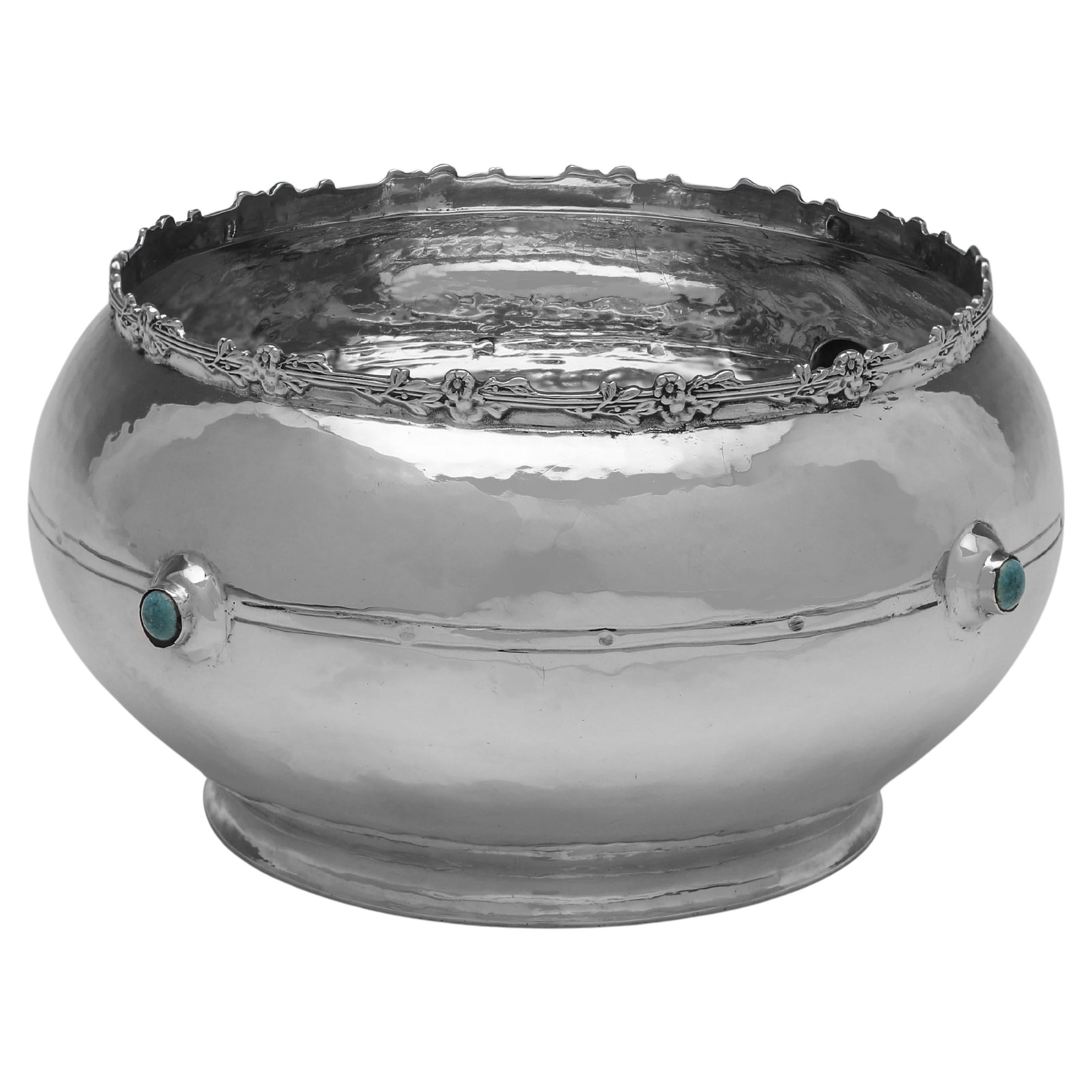 Ciotola d
argento Arts 
Crafts di A.E. Jones con tondi in ceramica Ruskin Pottery in vendita