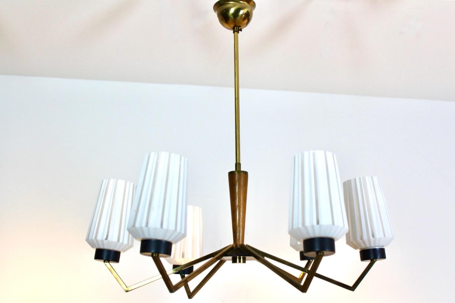 Mid-Century moderno Lampadario distintivo in ottone, Wood e vetro opalino in vendita