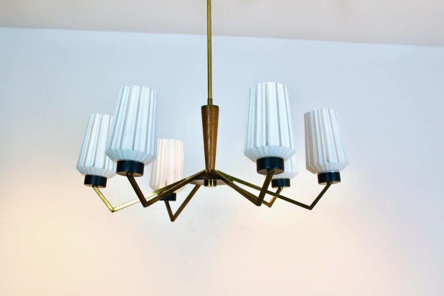 Lampadario distintivo in ottone, Wood e vetro opalino In condizioni buone in vendita a Voorburg, NL