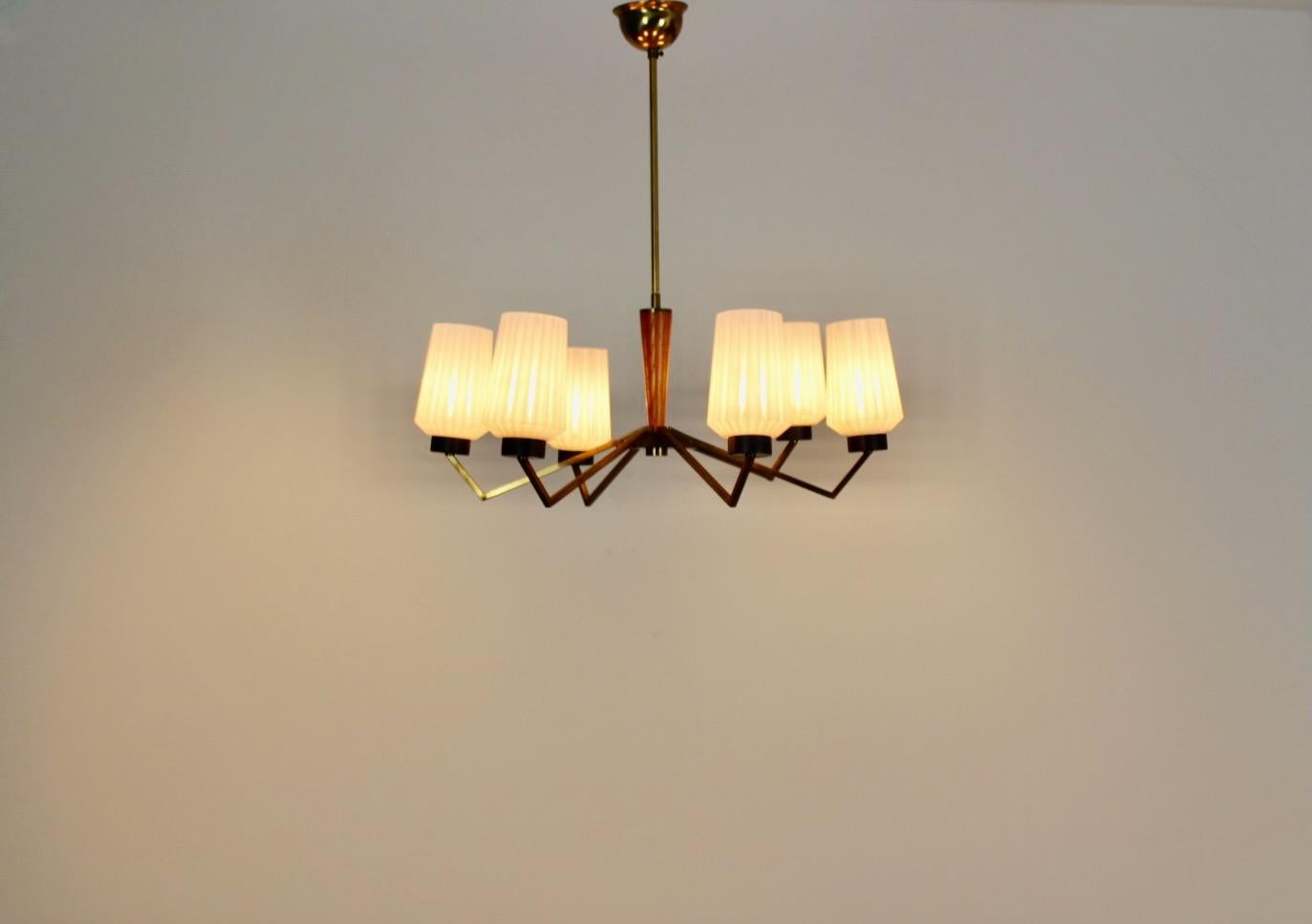 Ottone Lampadario distintivo in ottone, Wood e vetro opalino in vendita
