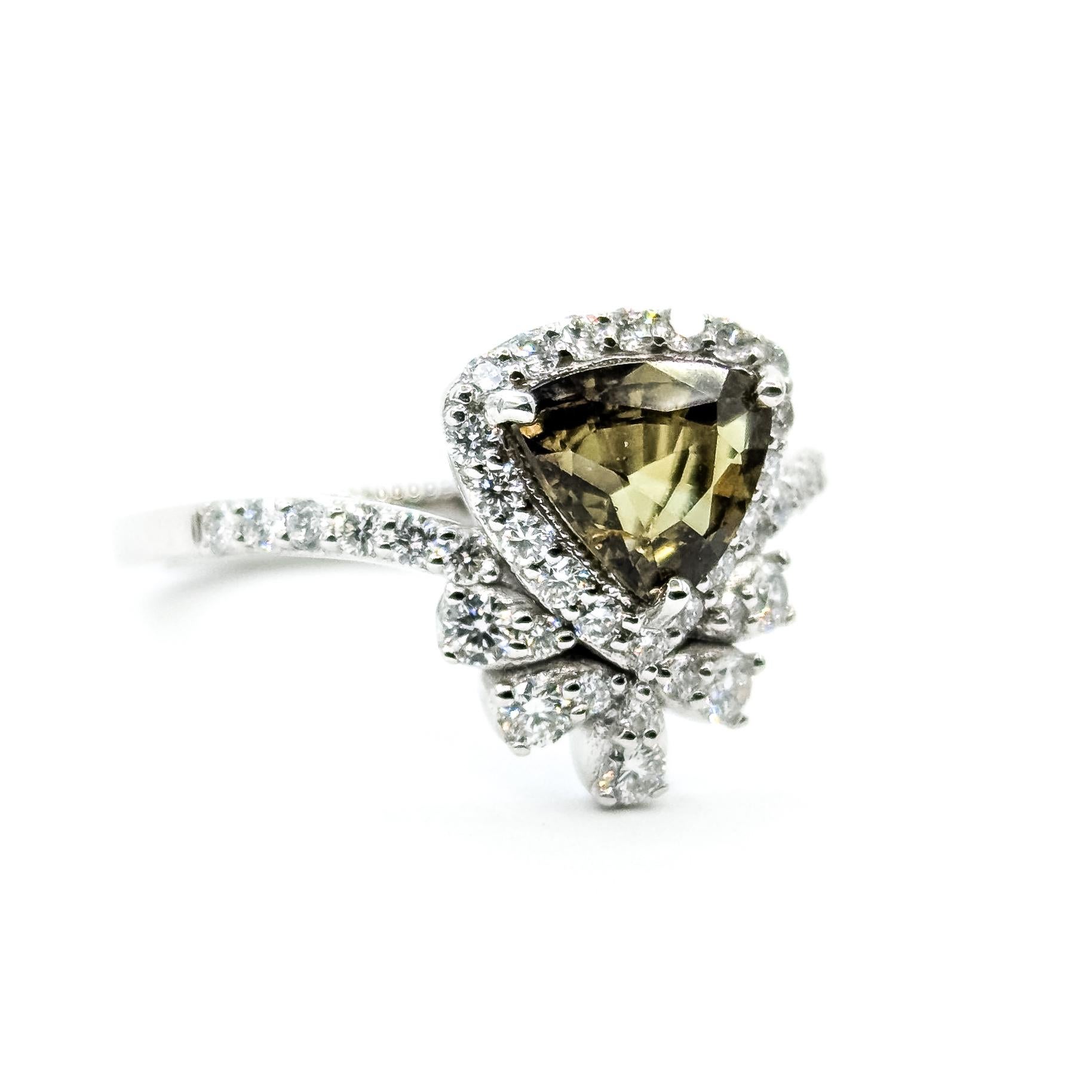 Contemporaneo Anello aureola con alessandrite e diamante in platino dal colore diverso in vendita