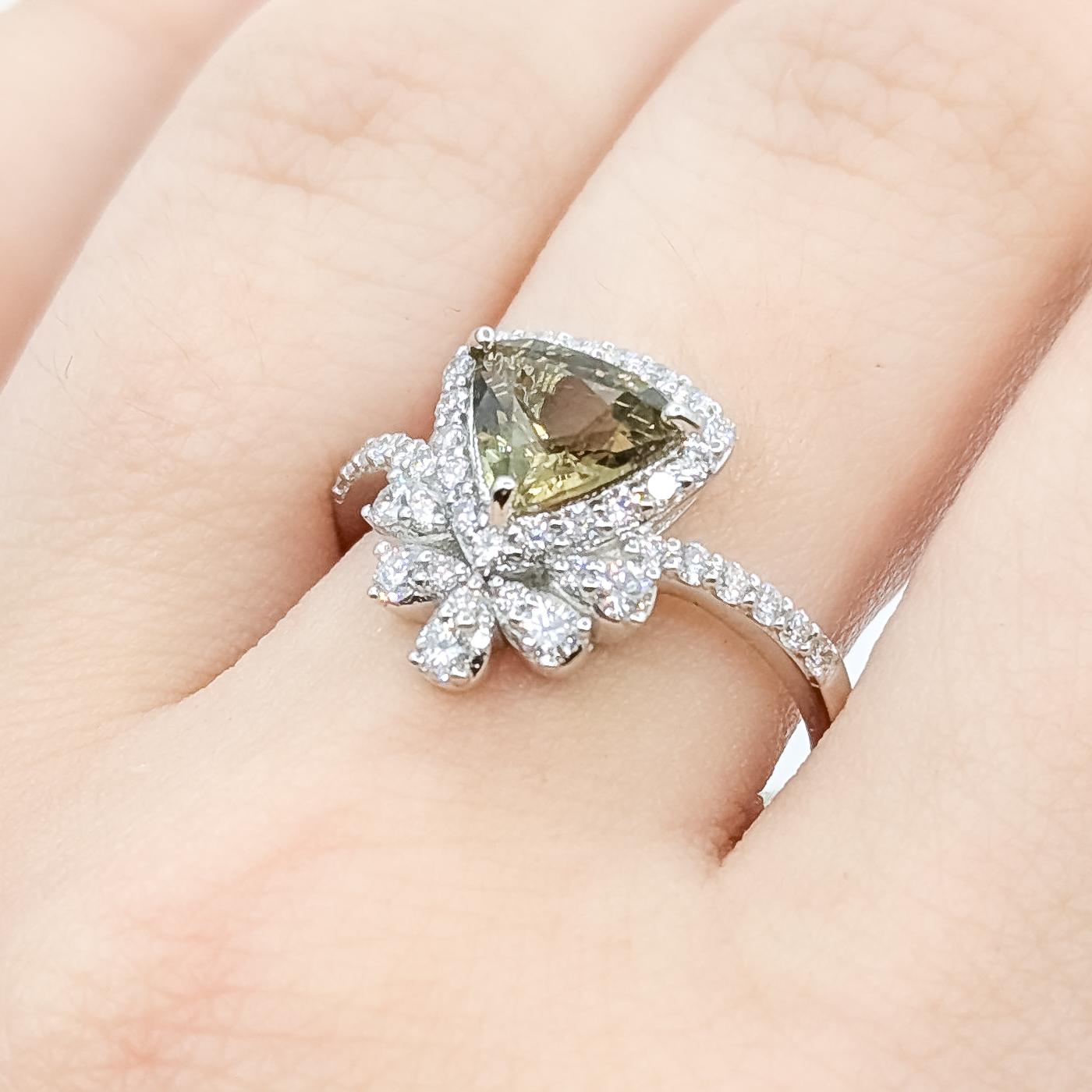 Taglio trillion Anello aureola con alessandrite e diamante in platino dal colore diverso in vendita