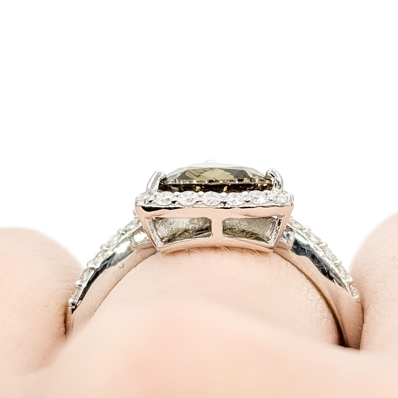 Anello aureola con alessandrite e diamante in platino dal colore diverso In condizioni ottime in vendita a Bloomington, MN