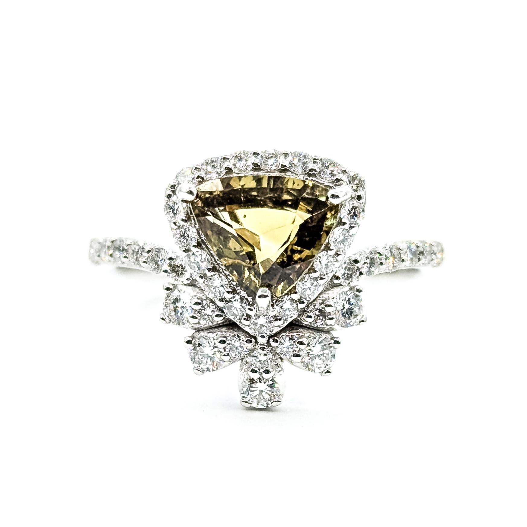 Anello aureola con alessandrite e diamante in platino dal colore diverso in vendita 2