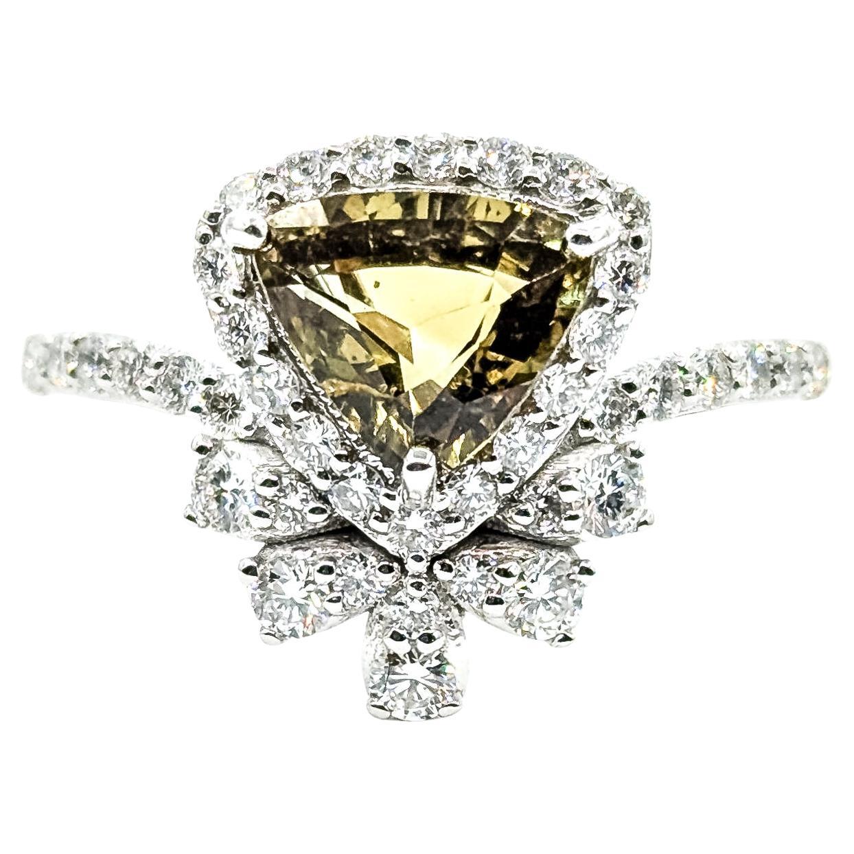 Anello aureola con alessandrite e diamante in platino dal colore diverso