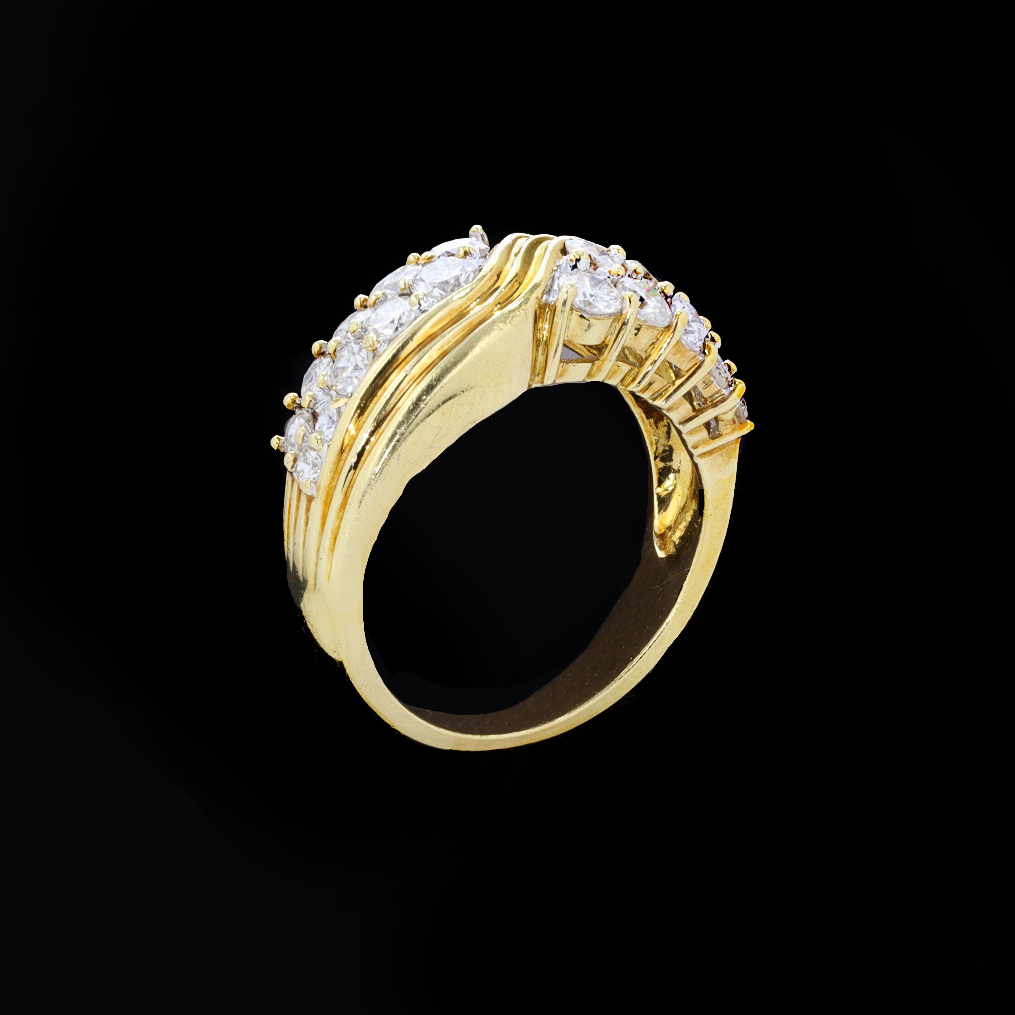 Round Cut Distinctive Diamond and 18k Yellow Gold Ring For Sale