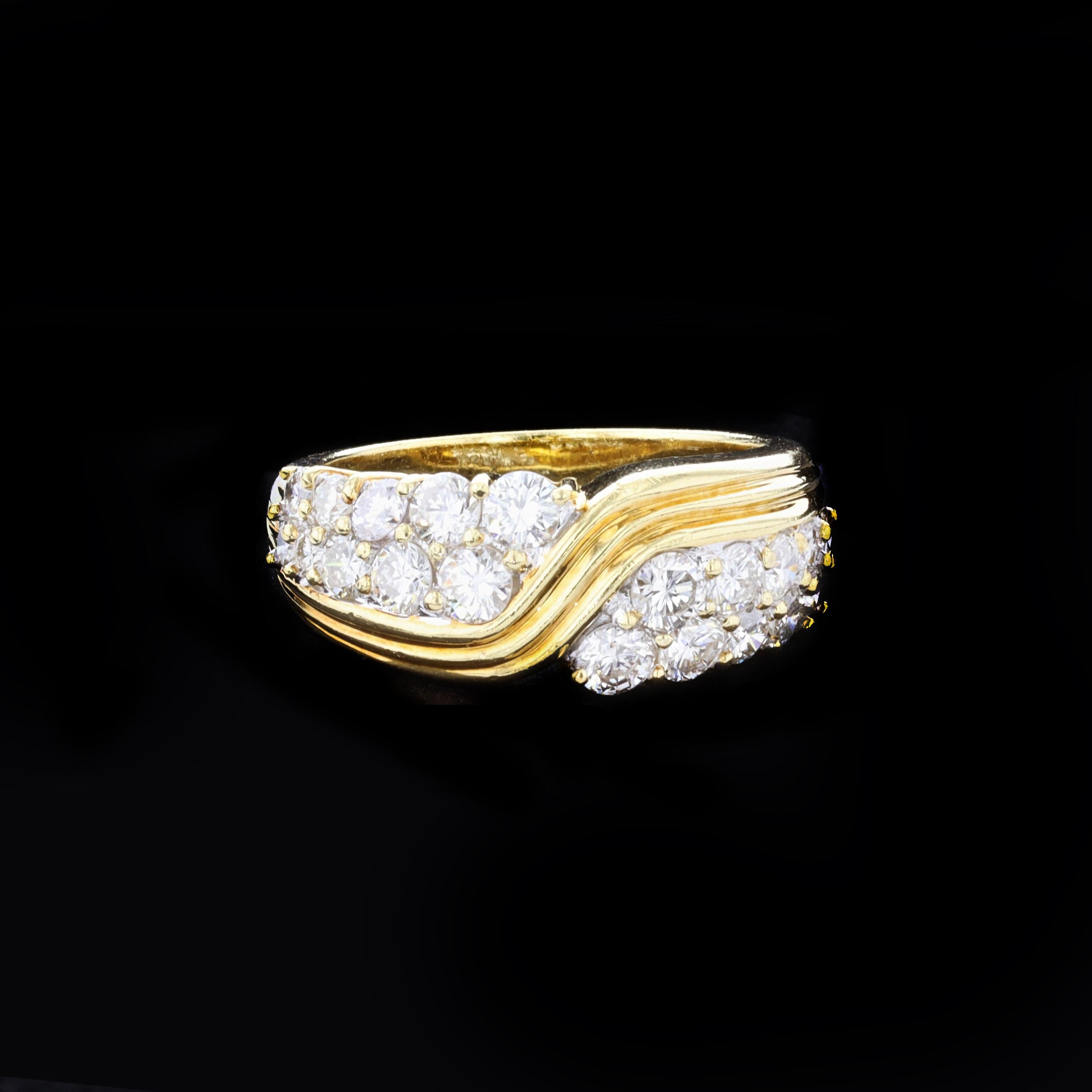 Distinctive Diamond and 18k Yellow Gold Ring In Good Condition For Sale In NEW ORLEANS, LA
