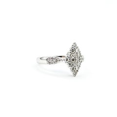 Anillo en Racimo de Diamantes Distintivo en Oro Blanco de 14k