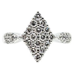 Anillo en Racimo de Diamantes Distintivo en Oro Blanco de 14k
