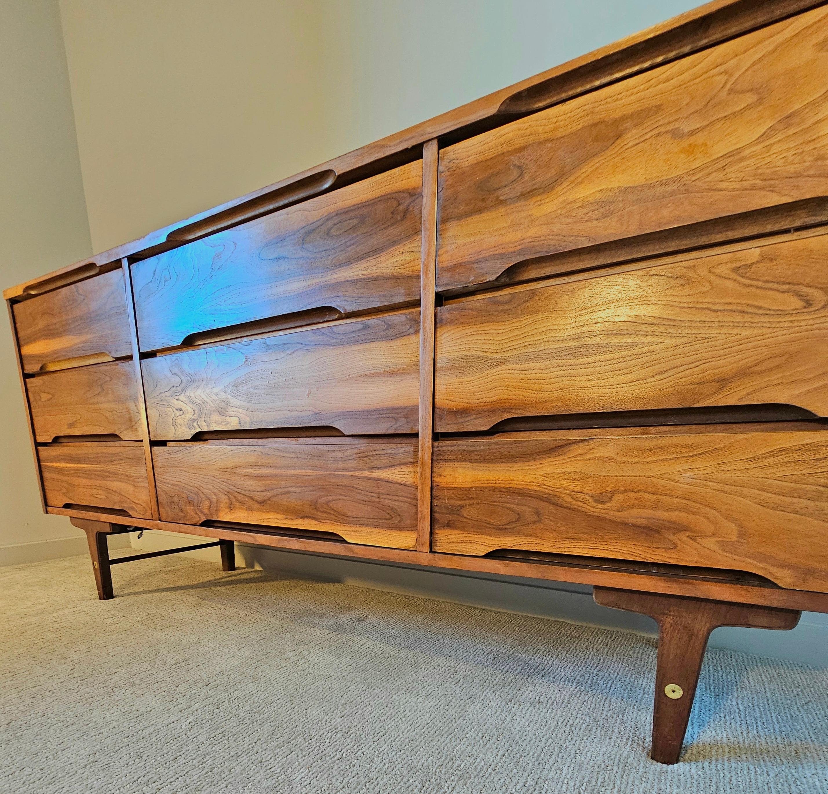 20th Century Distinctive Furniture by Stanley vintage 9 drawer Lowboy For Sale