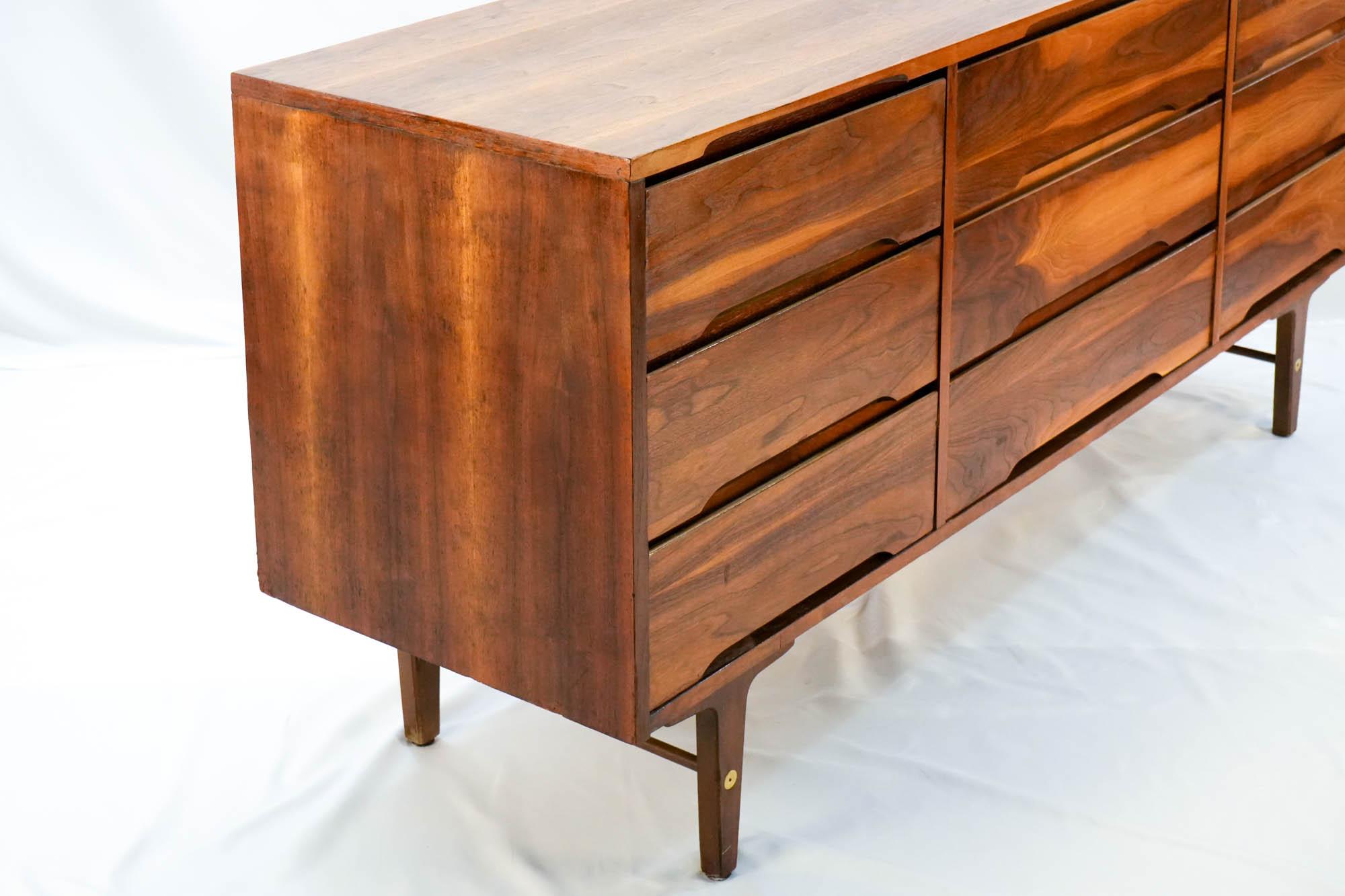 Distinctive Furniture By Stanley vintage 9 cajones Lowboy en venta 2
