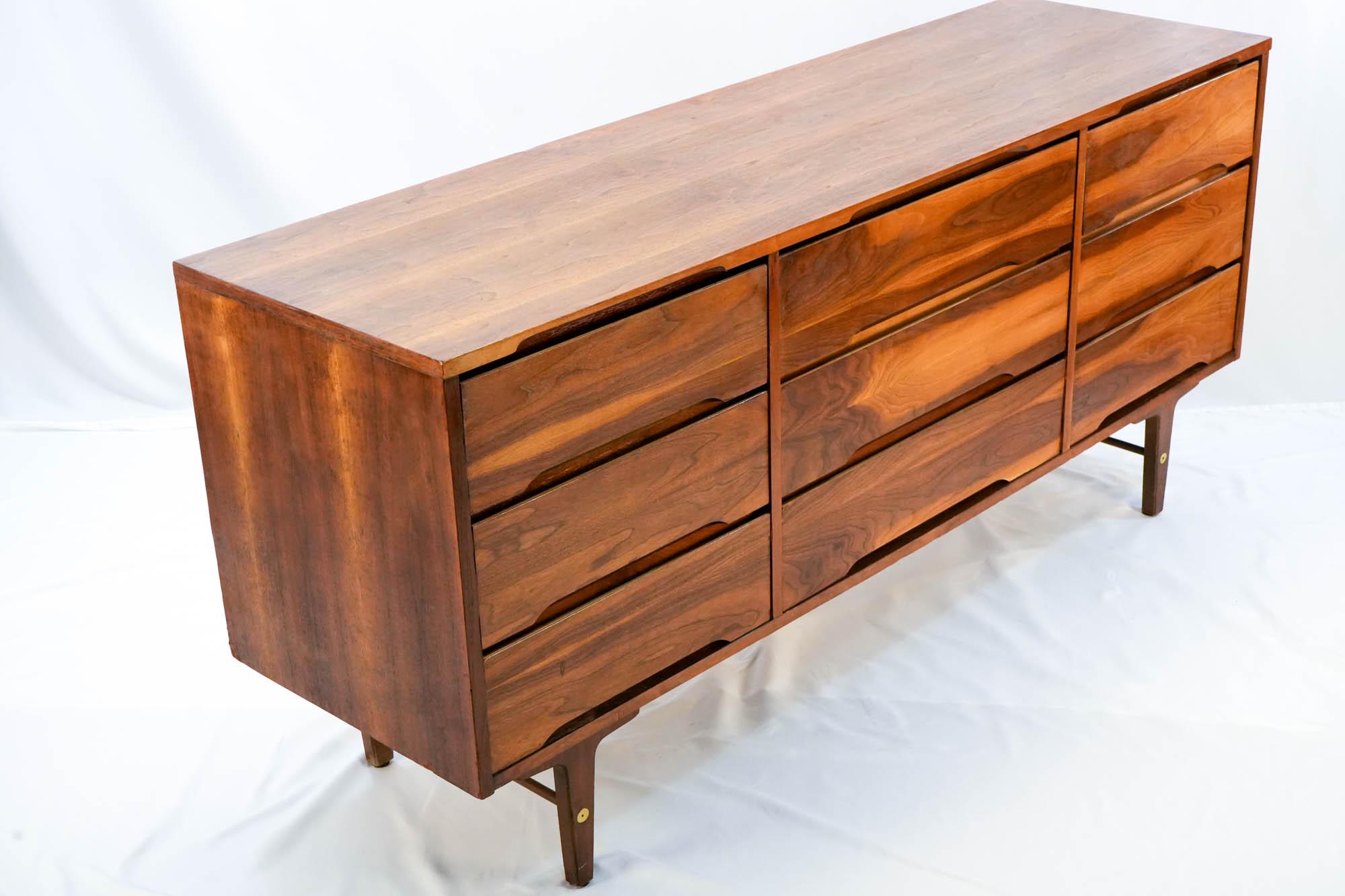 Distinctive Furniture By Stanley vintage 9 cajones Lowboy en venta 4