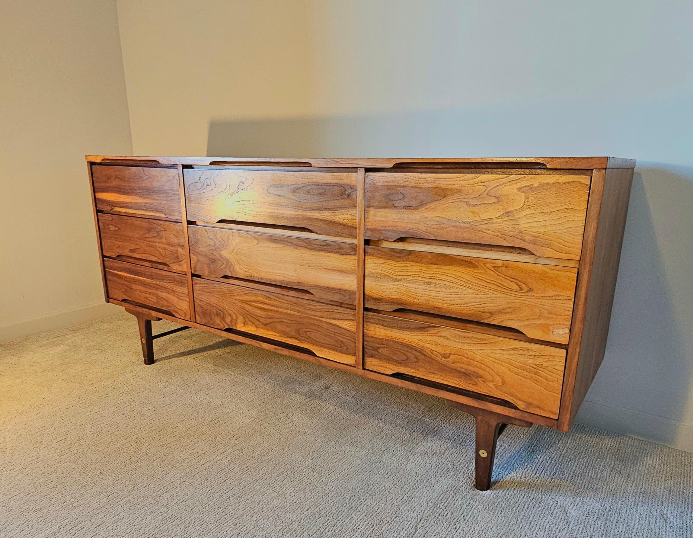 Distinctive Furniture by Stanley vintage 9 drawer Lowboy For Sale 3