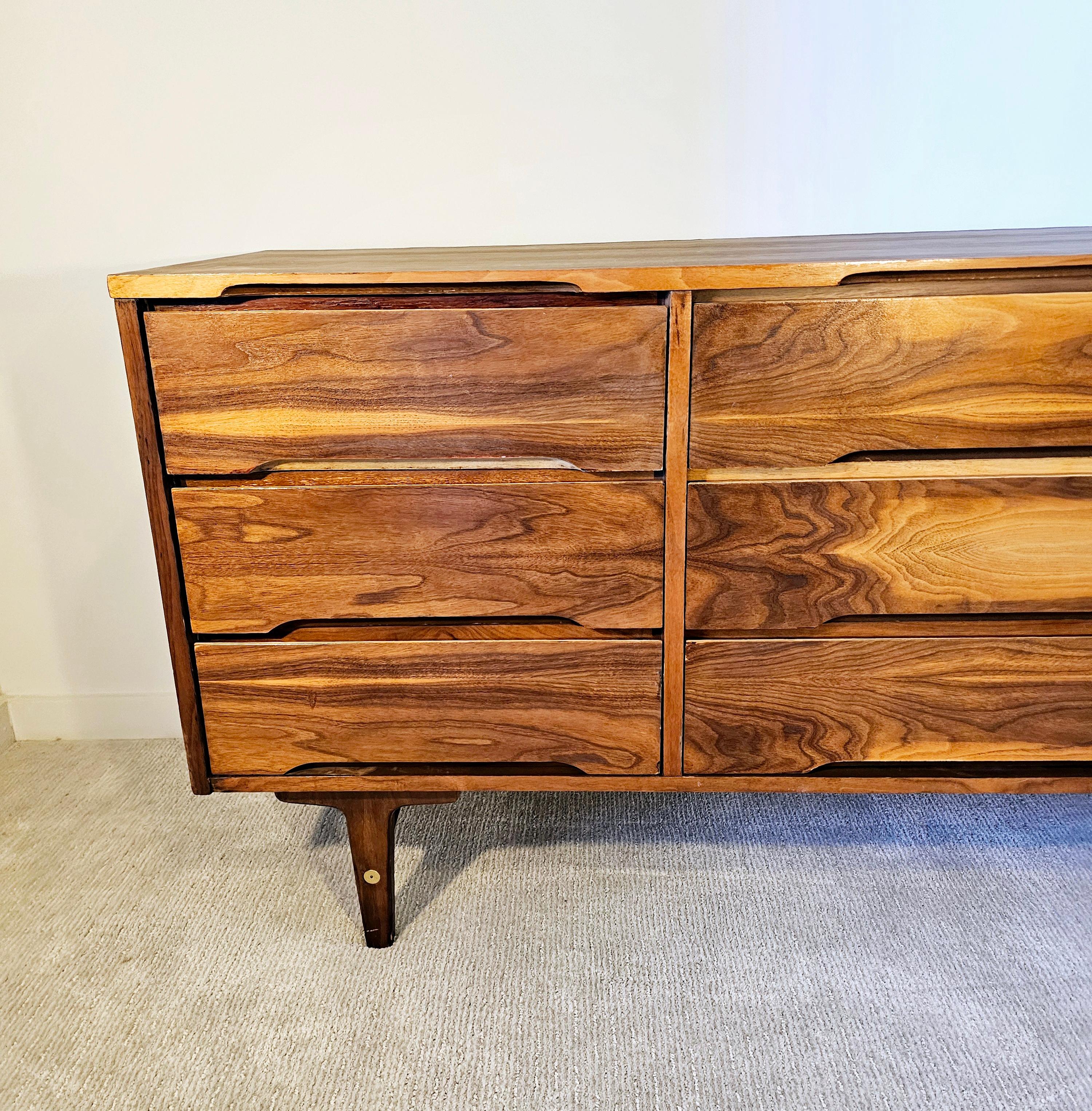 Distinctive Furniture by Stanley vintage 9 drawer Lowboy For Sale 4