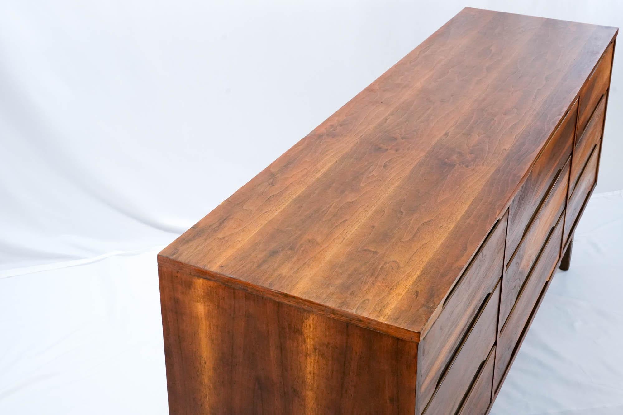 Distinctive Furniture By Stanley vintage 9 cajones Lowboy en venta 7