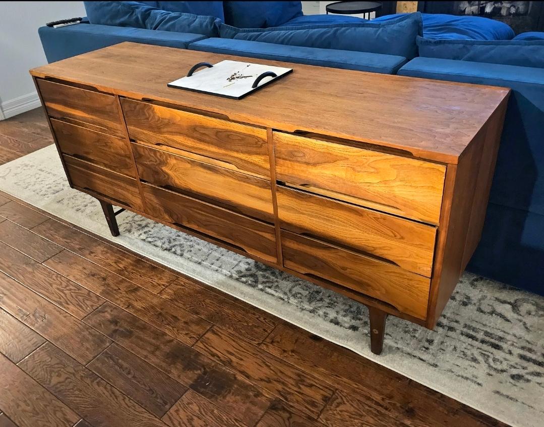 Distinctive Furniture By Stanley vintage 9 cajones Lowboy Latón en venta