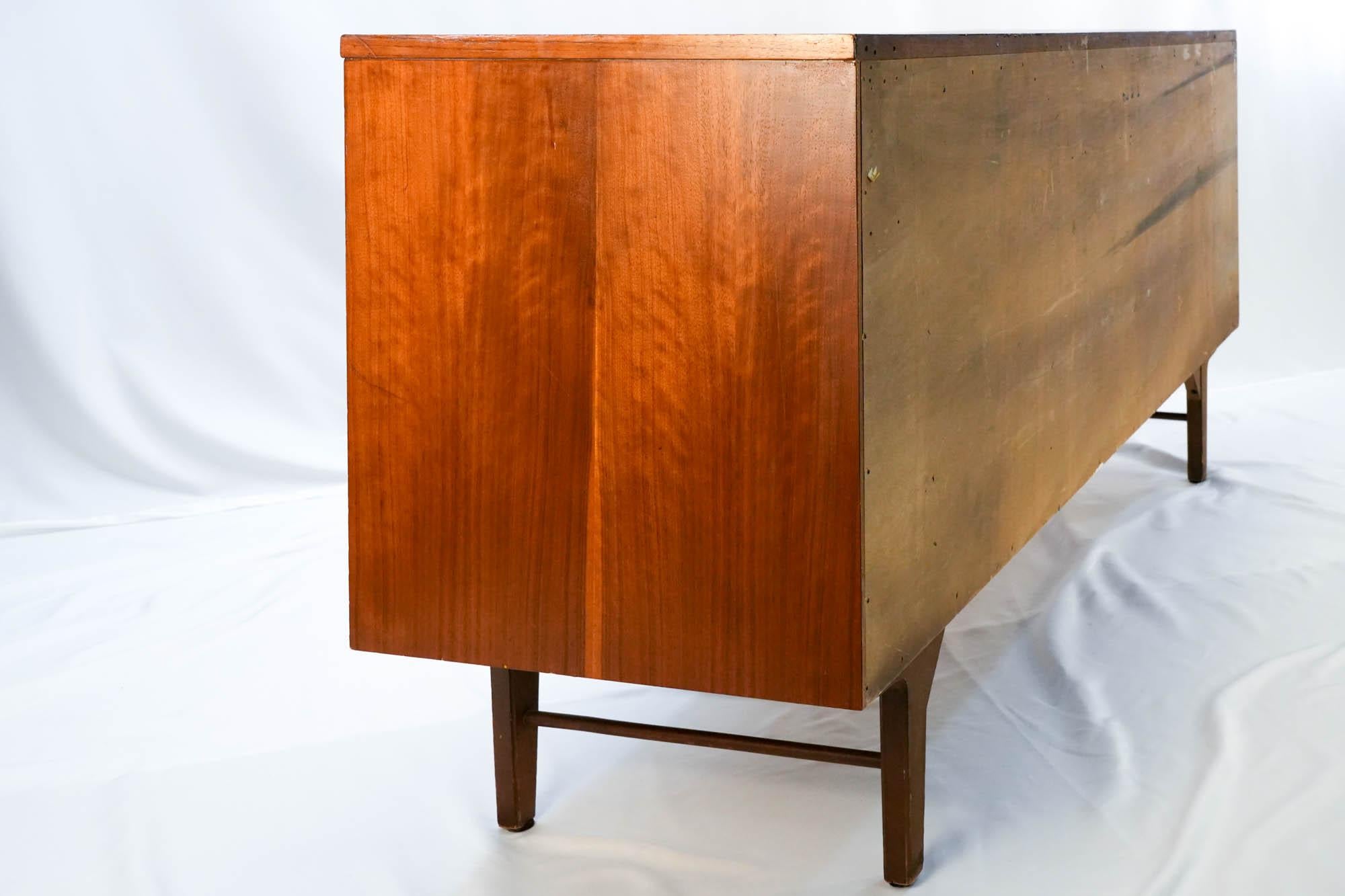 Distinctive Furniture By Stanley vintage 9 cajones Lowboy en venta 9