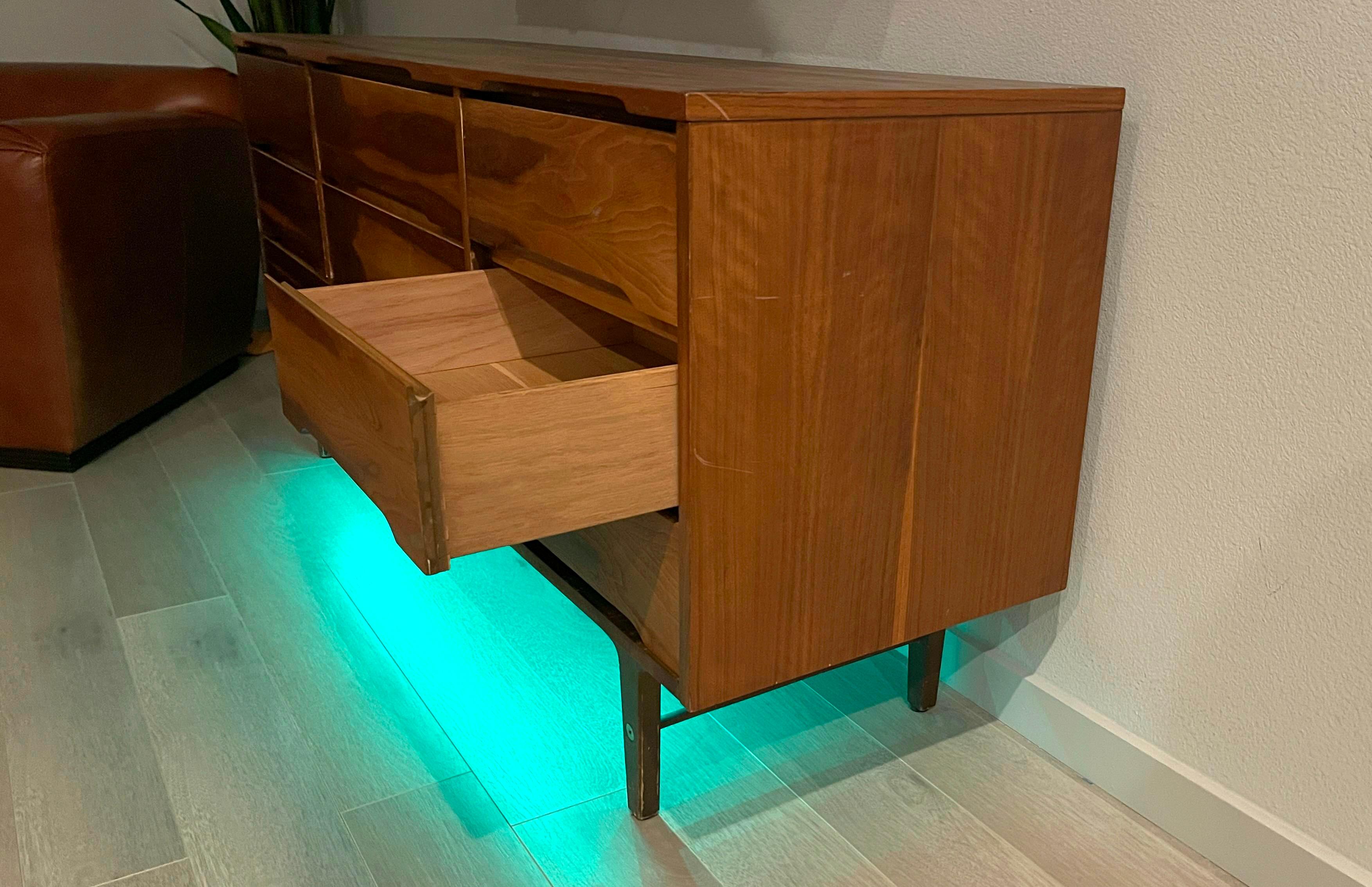 Mid-Century Modern Distinctive Furniture by Stanley vintage 9 drawer Lowboy For Sale