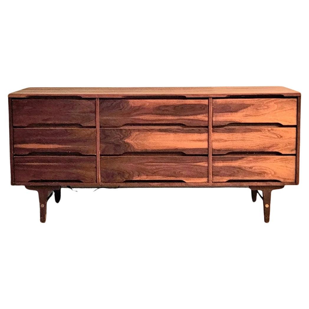 Envío gratuito en Estados Unidos continental 

Fecha de nacimiento 1 de febrero de 1960

Raros Distinctive Furniture By Stanley. 
Estilo icónico de mediados de siglo. 
Nogal y latón.
Enchapado exótico, a juego con el propósito, que parece una