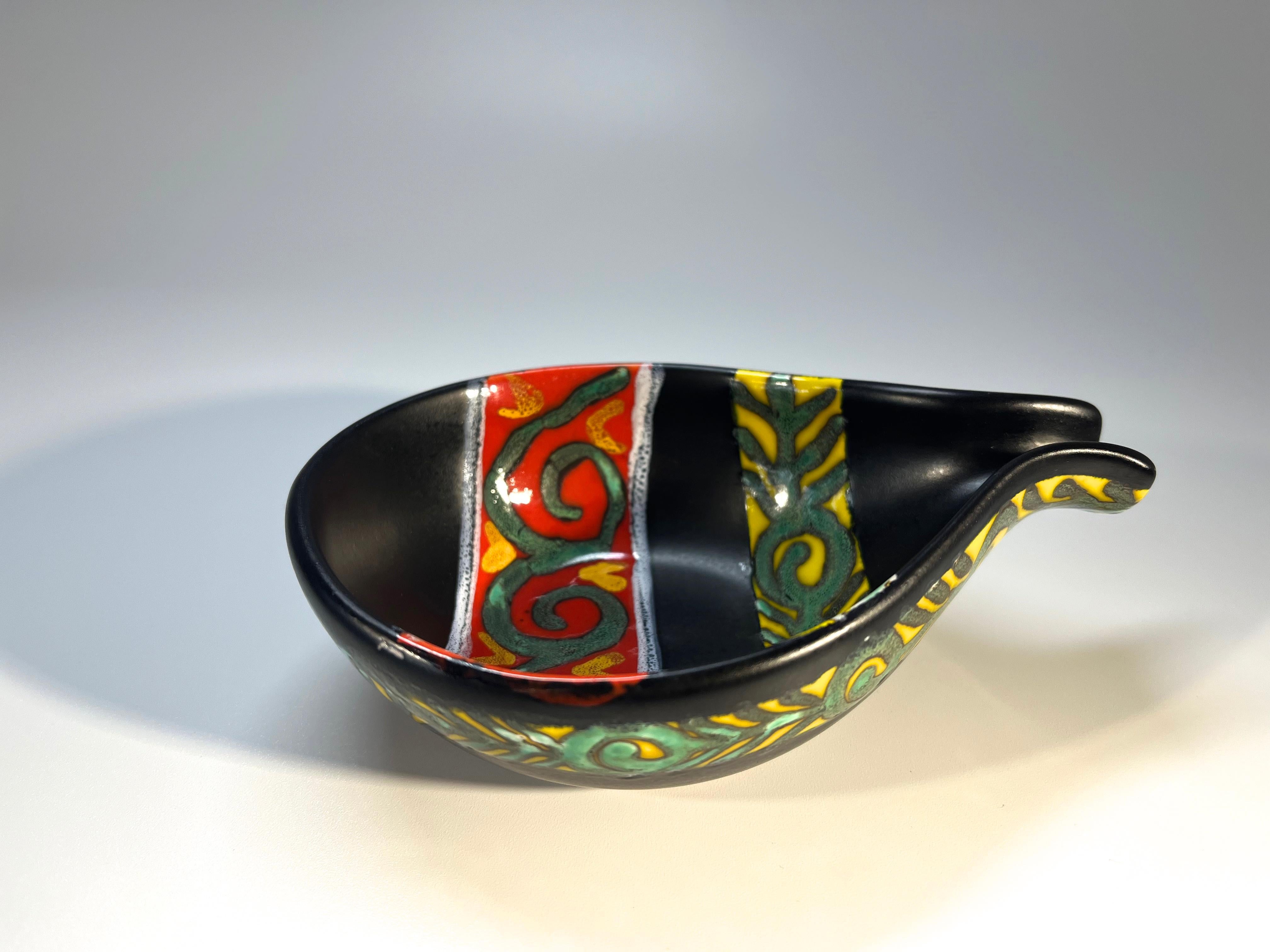 Unverwechselbare Gabriel Fourmaintraux Hand gemalt Keramik Vide Poche - Circa 1950's (Moderne der Mitte des Jahrhunderts) im Angebot
