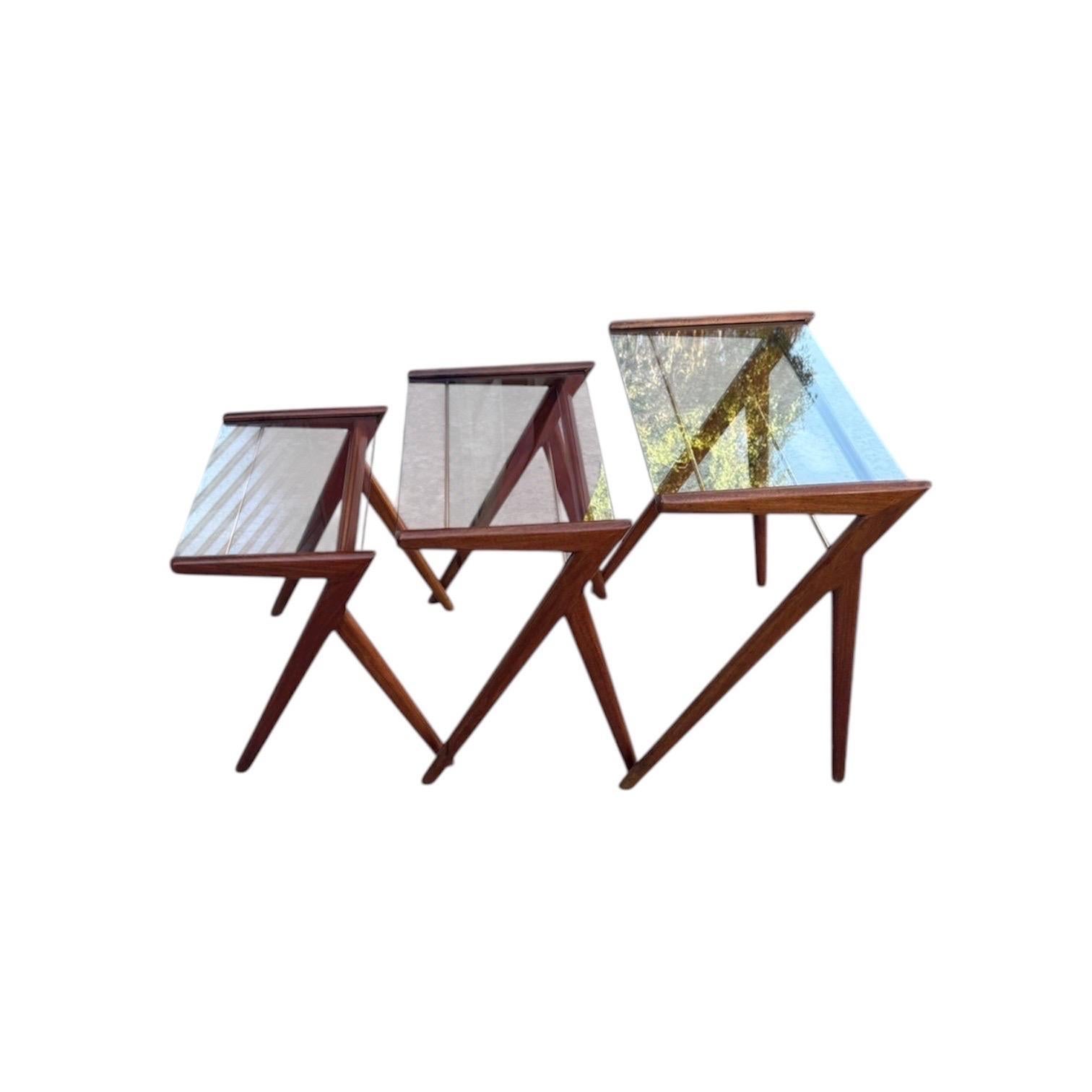 Distinctive Mid-Century Modern Nesting Tables Glass Tops and Z-Leg c. 1960s For Sale 4