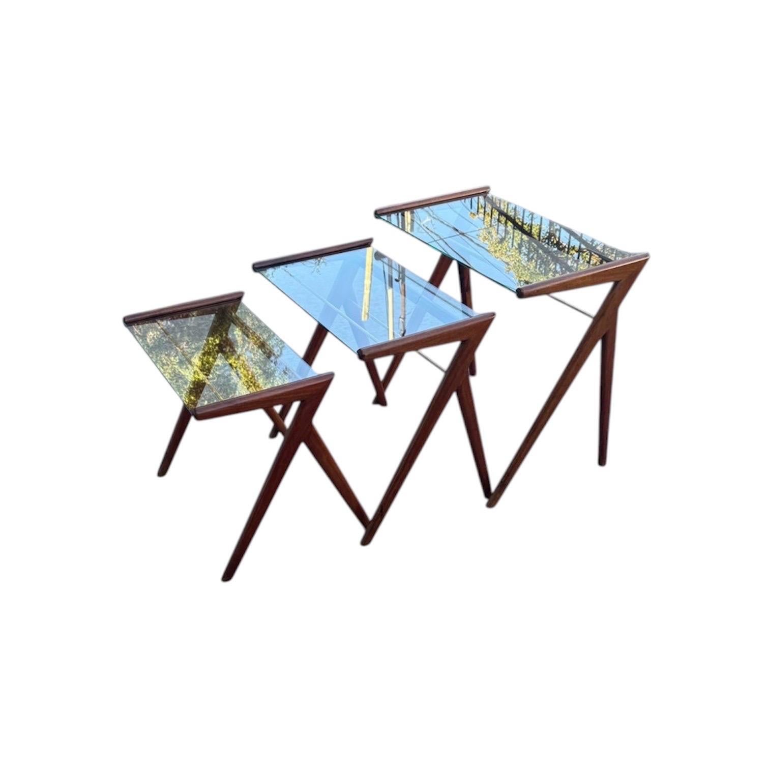 Distinctive Mid-Century Modern Nesting Tables Glass Tops and Z-Leg c. 1960s For Sale 5