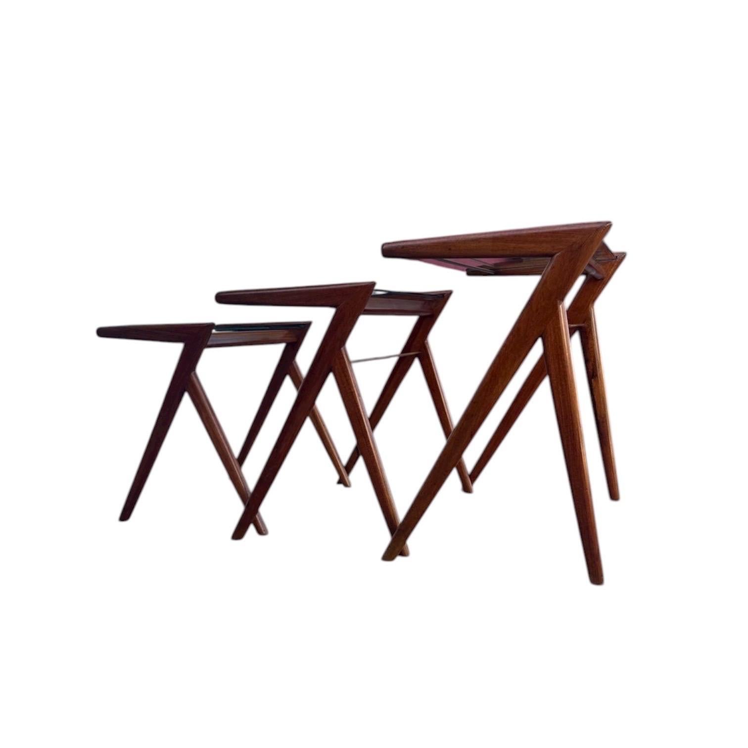 Mid-century modern sculptural nesting tables in South American peteribí wood and glass, c. 1960

Product Description
A stunning set of three mid-century modern nesting tables, showcasing the high-quality furniture design produced in South America