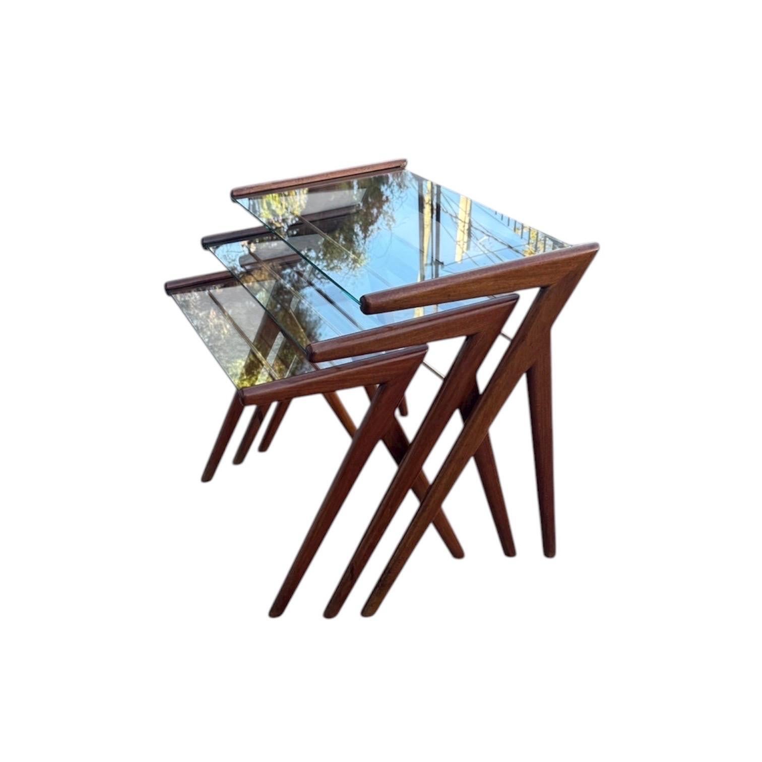 Distinctive Mid-Century Modern Nesting Tables Glass Tops and Z-Leg c. 1960s In Good Condition For Sale In Ciudad Autónoma Buenos Aires, AR