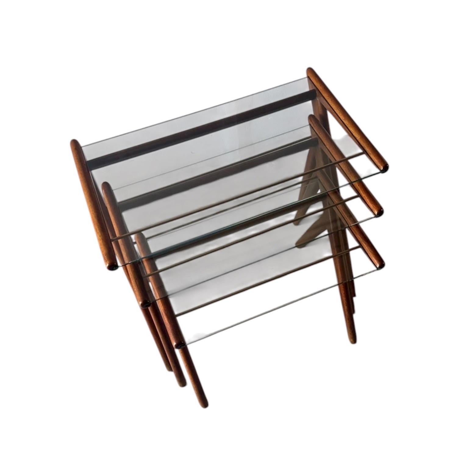 Distinctive Mid-Century Modern Nesting Tables Glass Tops and Z-Leg c. 1960s For Sale 1