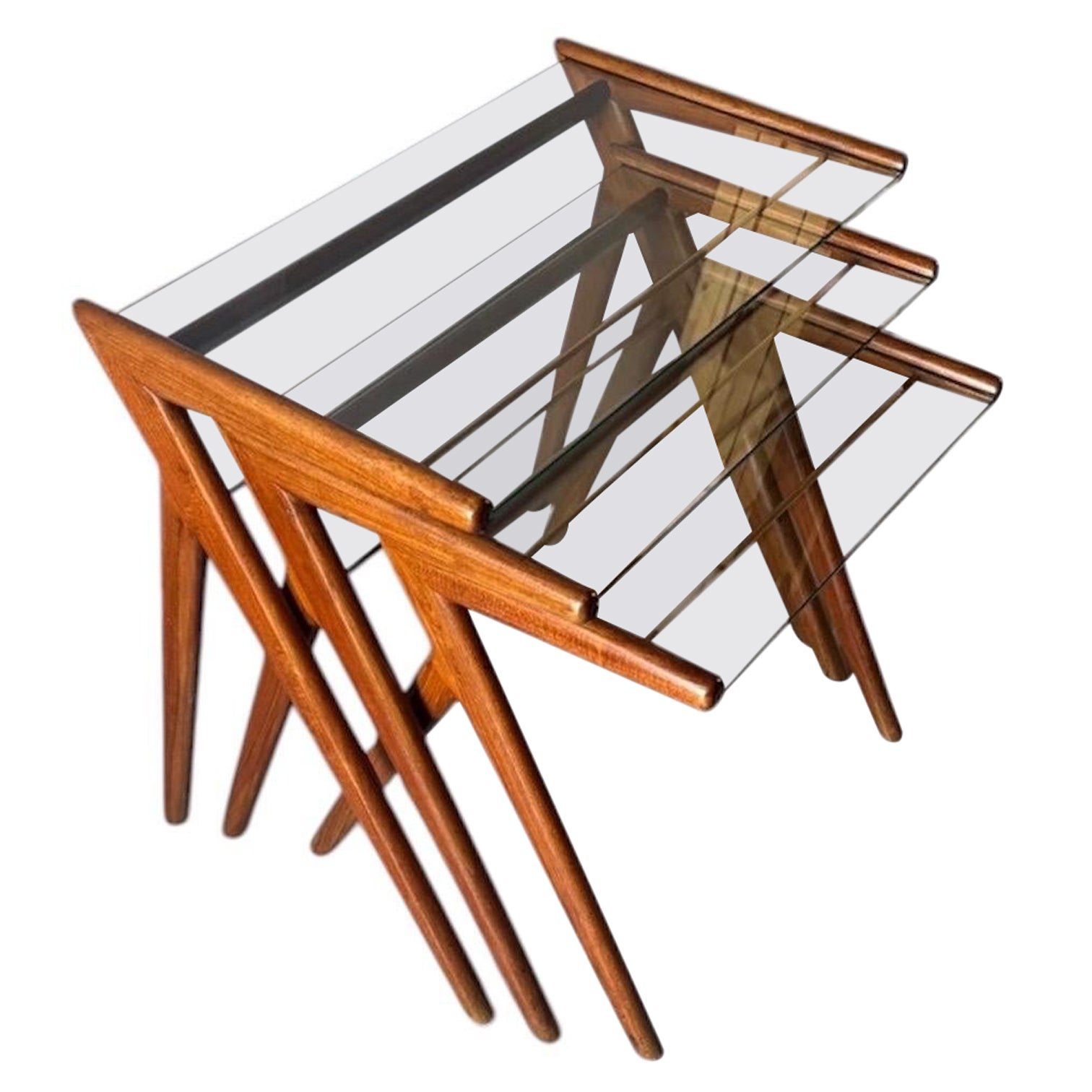 Distinctive Mid-Century Modern Teak Nesting Tables Glass Tops and Z-Leg c. 1960s (Tables gigognes en teck)