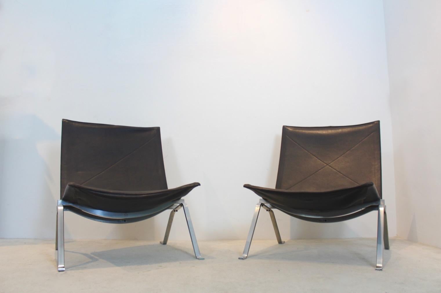 Distinctive Set of Brown Leather PK 22 Chairs by Poul Kjærholm for Fritz Hansen For Sale 1