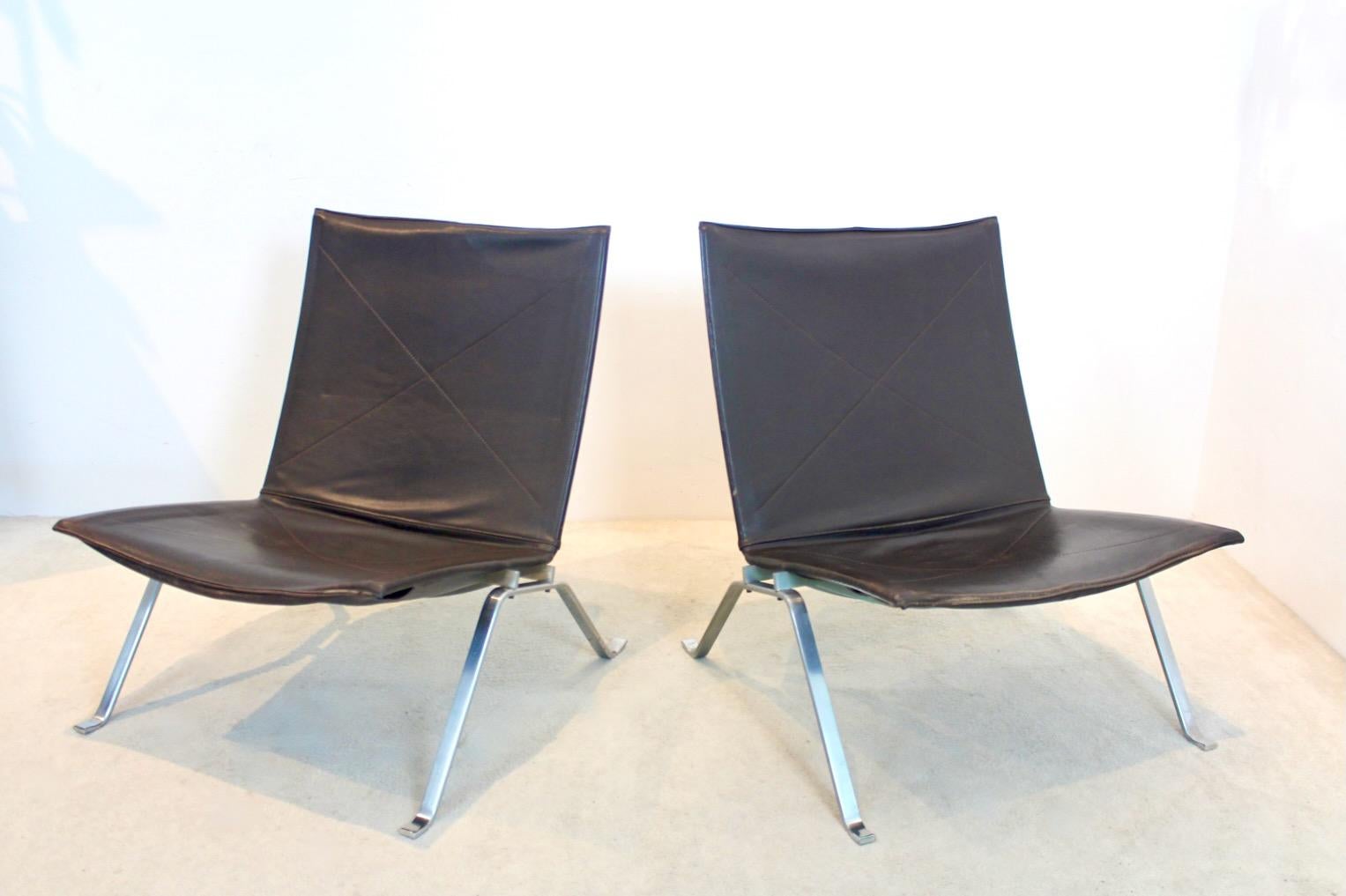 A very nice set of original PK 22 chairs designed by Poul Kjærholm for Fritz Hansen, Denmark . This original 1980s edition comes with soft brown leather with beautiful patina. The solid brushed steel frame is stamped with the logo underneath the