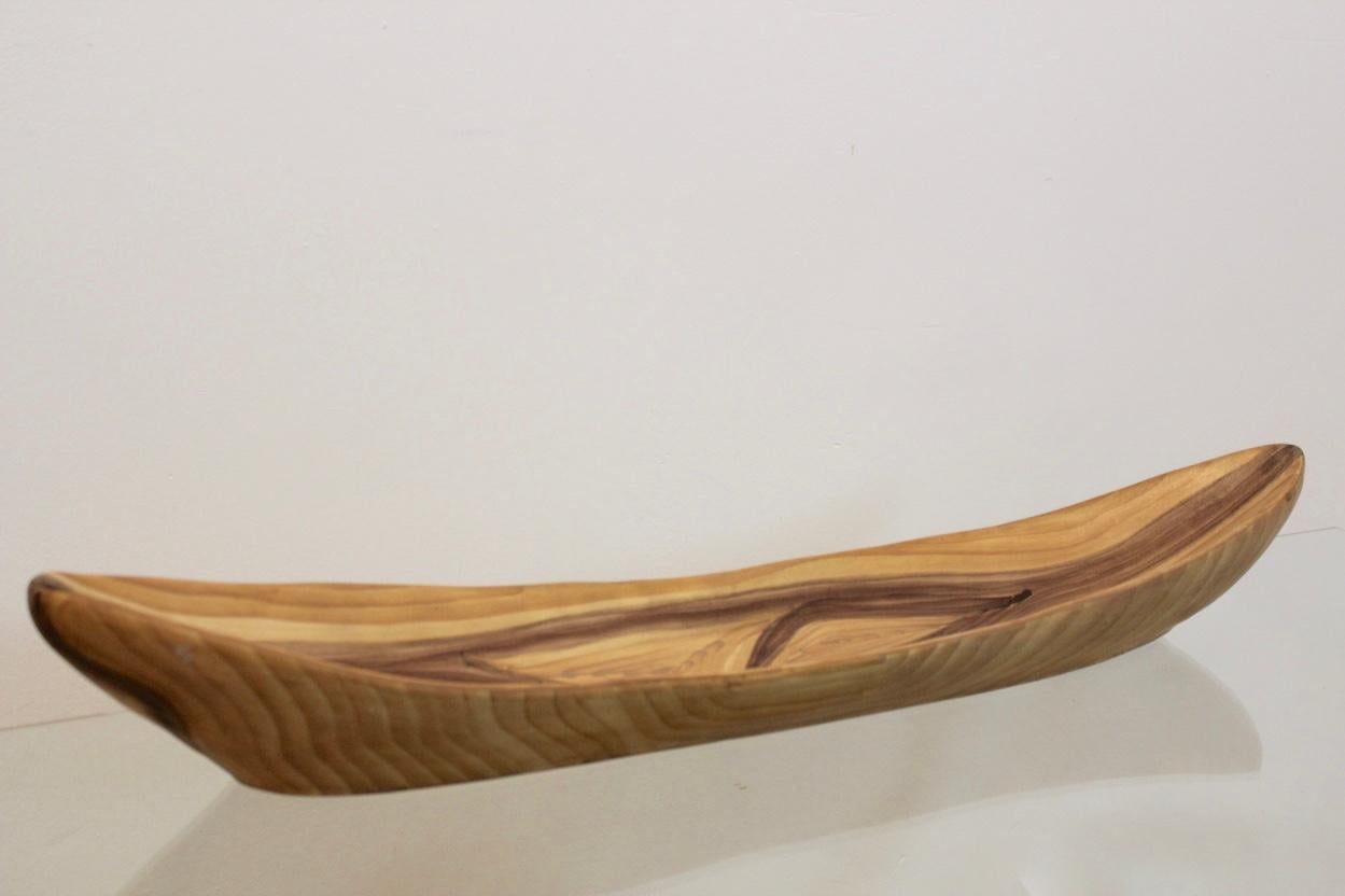 Este gran plato de cerámica de grano de madera Grandjean Jourdan de Vallauris se fabricó en Francia en la década de 1960. La fuente es de cerámica pintada, diseñada para que parezca tallada en madera, ¡y parece de madera auténtica! Situada en una