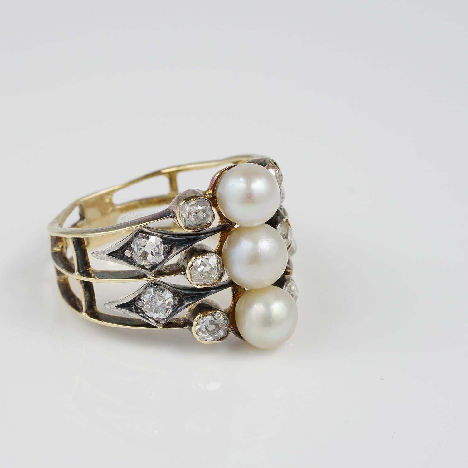 Distinctive Victorian 1.0 Carat Old Mine Diamond Natural Pearl Trilogy Rare Ring In Fair Condition For Sale In Napoli, IT