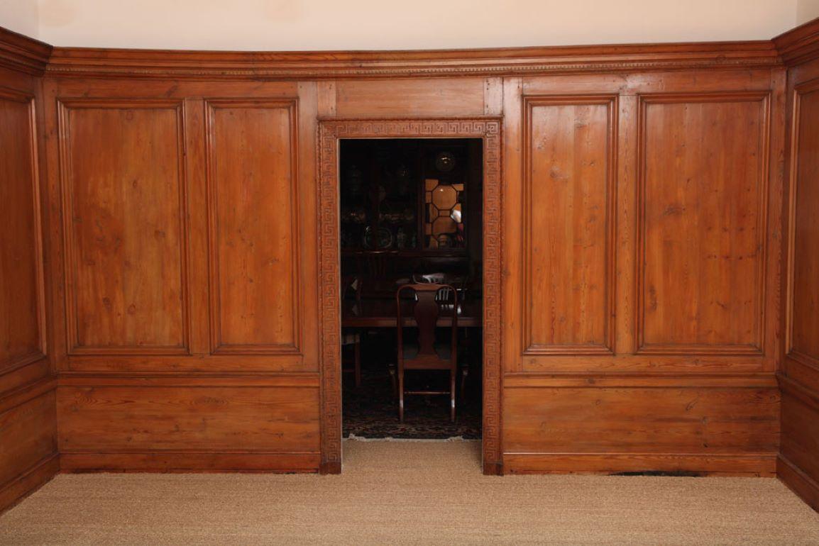 Distinguish Englisches Knotty Kiefernholz-Paneelzimmer aus dem 18. Jahrhundert im Zustand „Gut“ im Angebot in North Salem, NY