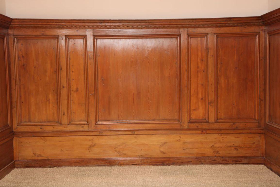 Distinguish 18th Century English Knotty Pine Panel Room In Good Condition For Sale In North Salem, NY