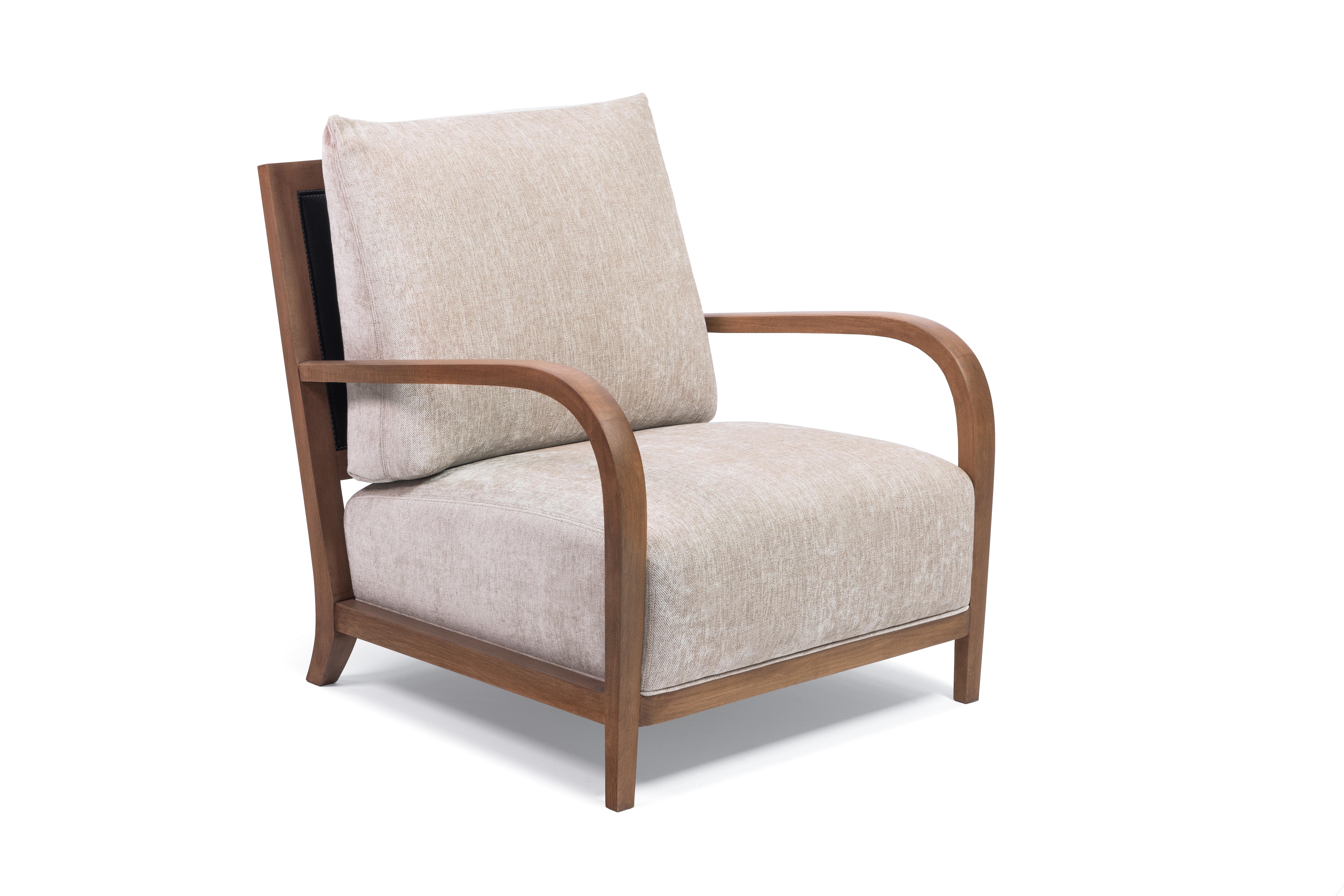 A modern design armchair which features remarkably elegant, yet simple and clean lines. Its exceptional comfort makes DISTINTA the perfect choice for your living room. 
The frame is available in polished beech wood, completed by a cushion for the