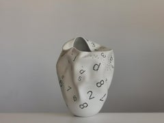 Letters et numéros déformés N.82, sculpture en céramique d'argile blanche, récipient