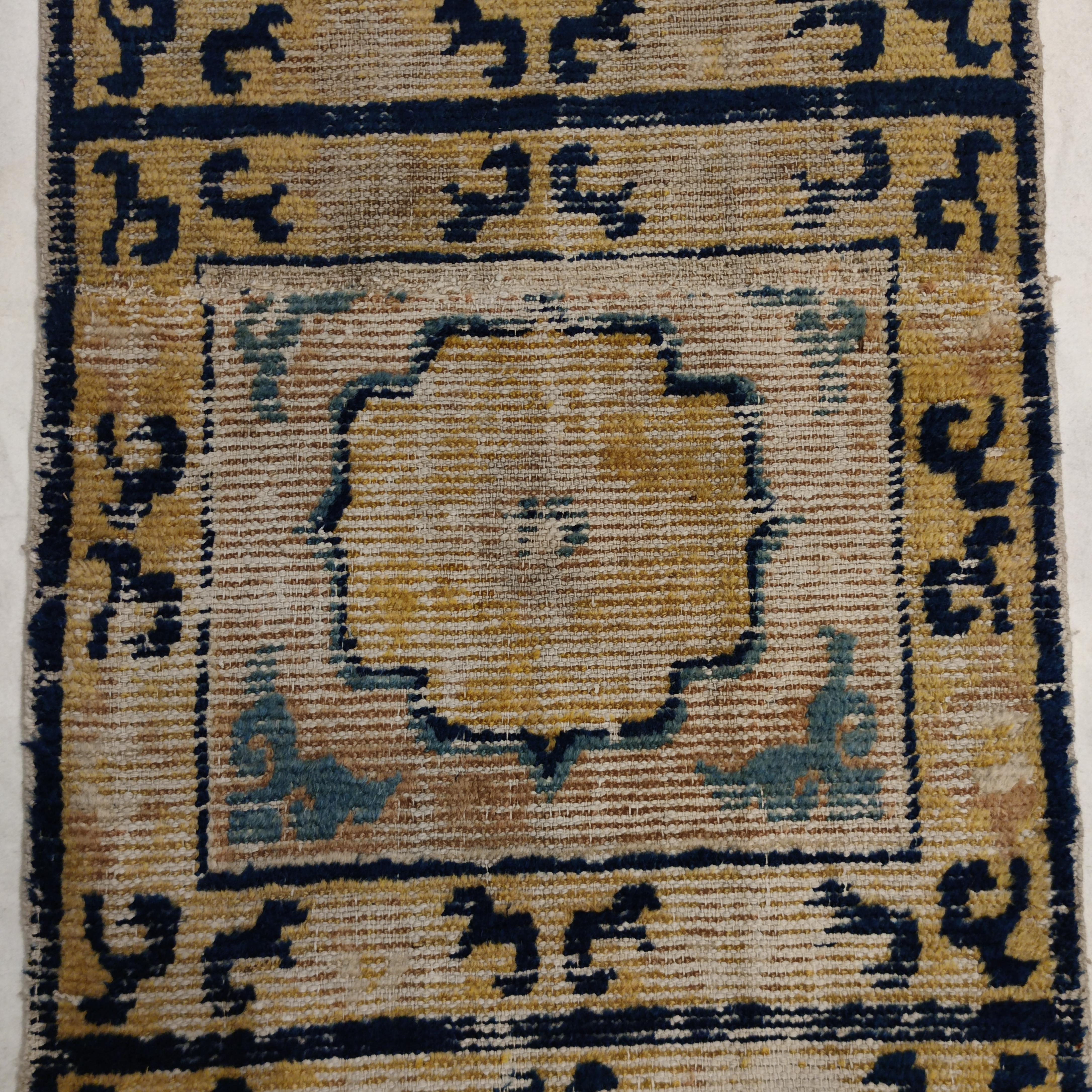 Distressed 18th Century Antique Ningxia Chinese Narrow Runner Rug In Distressed Condition For Sale In Milan, IT