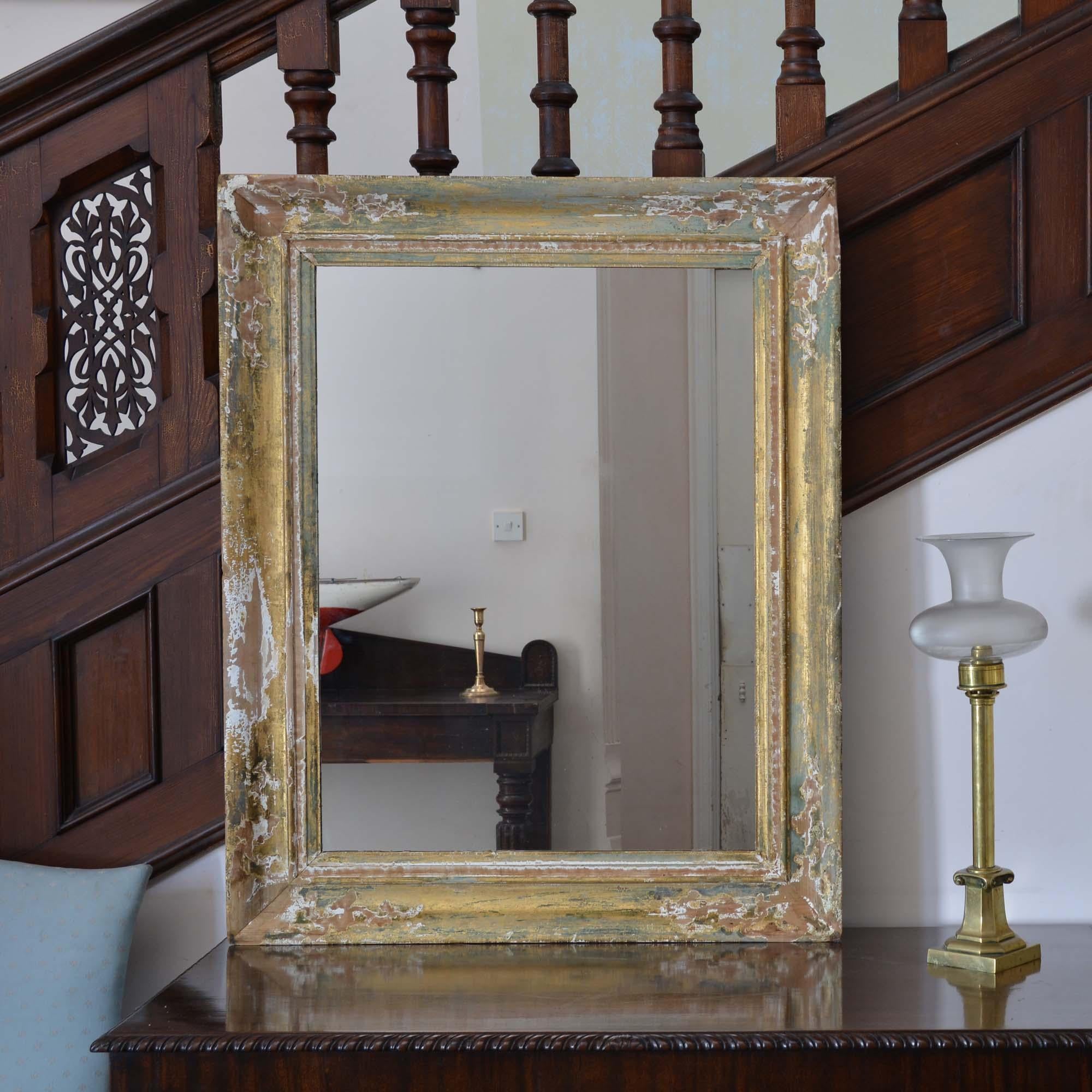 Specchio con cornice dorata invecchiata del XIX secolo
La cornice modellata in gesso e dorata è fortemente danneggiata, con la perdita di gran parte della doratura, il gesso con alcune perdite e il bolo verdastro in alcuni punti.  Ci piace molto