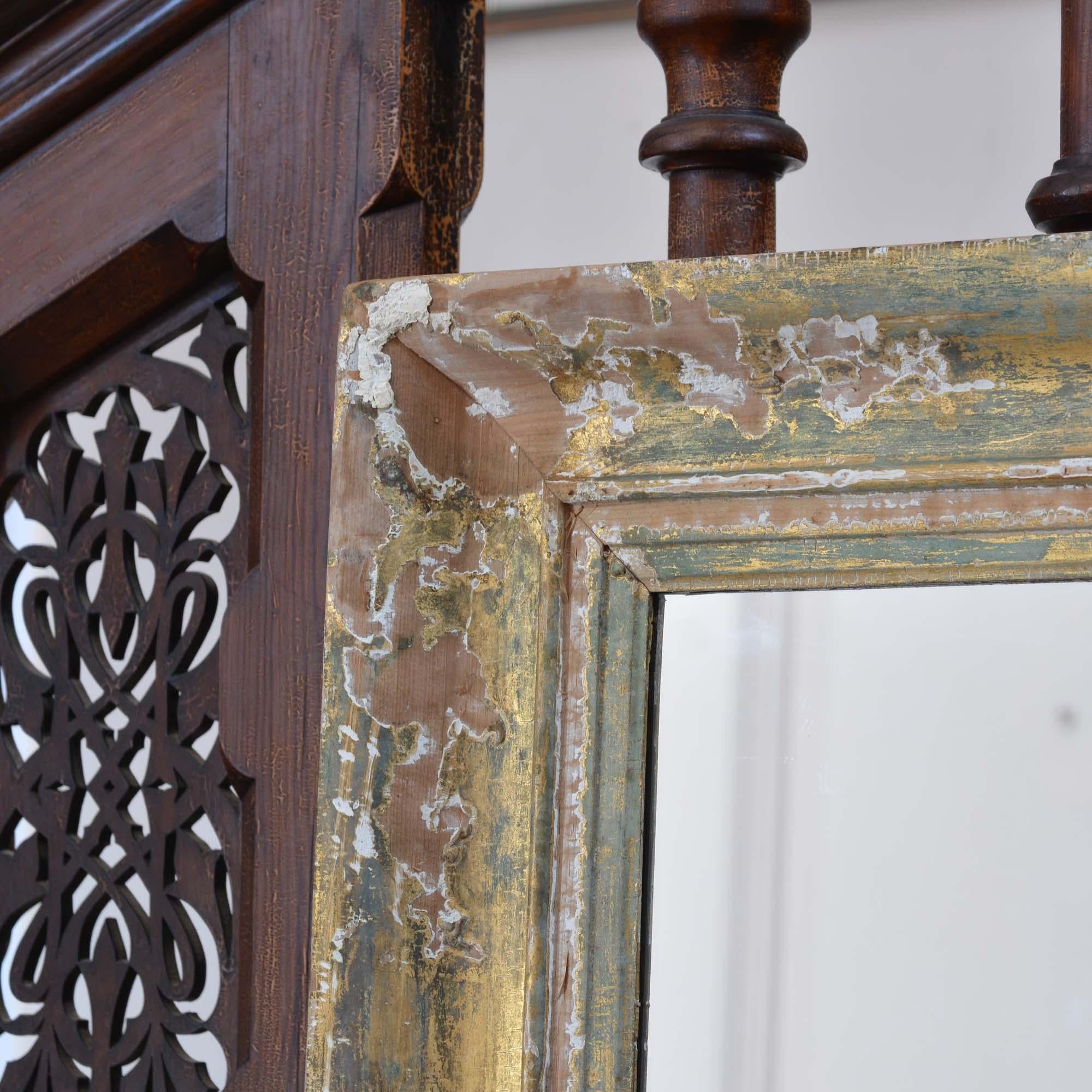 Inglese Specchio d'epoca con cornice dorata del 19° secolo, con effetto invecchiato in vendita